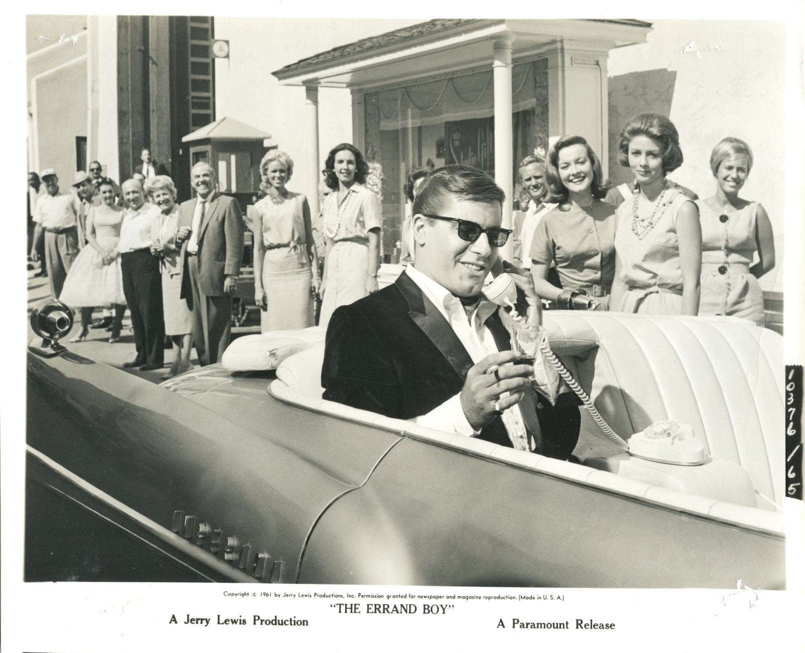 GA18-319 JERRY LEWIS Original 8″x 10″ Movie Still Photo “THE ERRAND BOY” 1961
