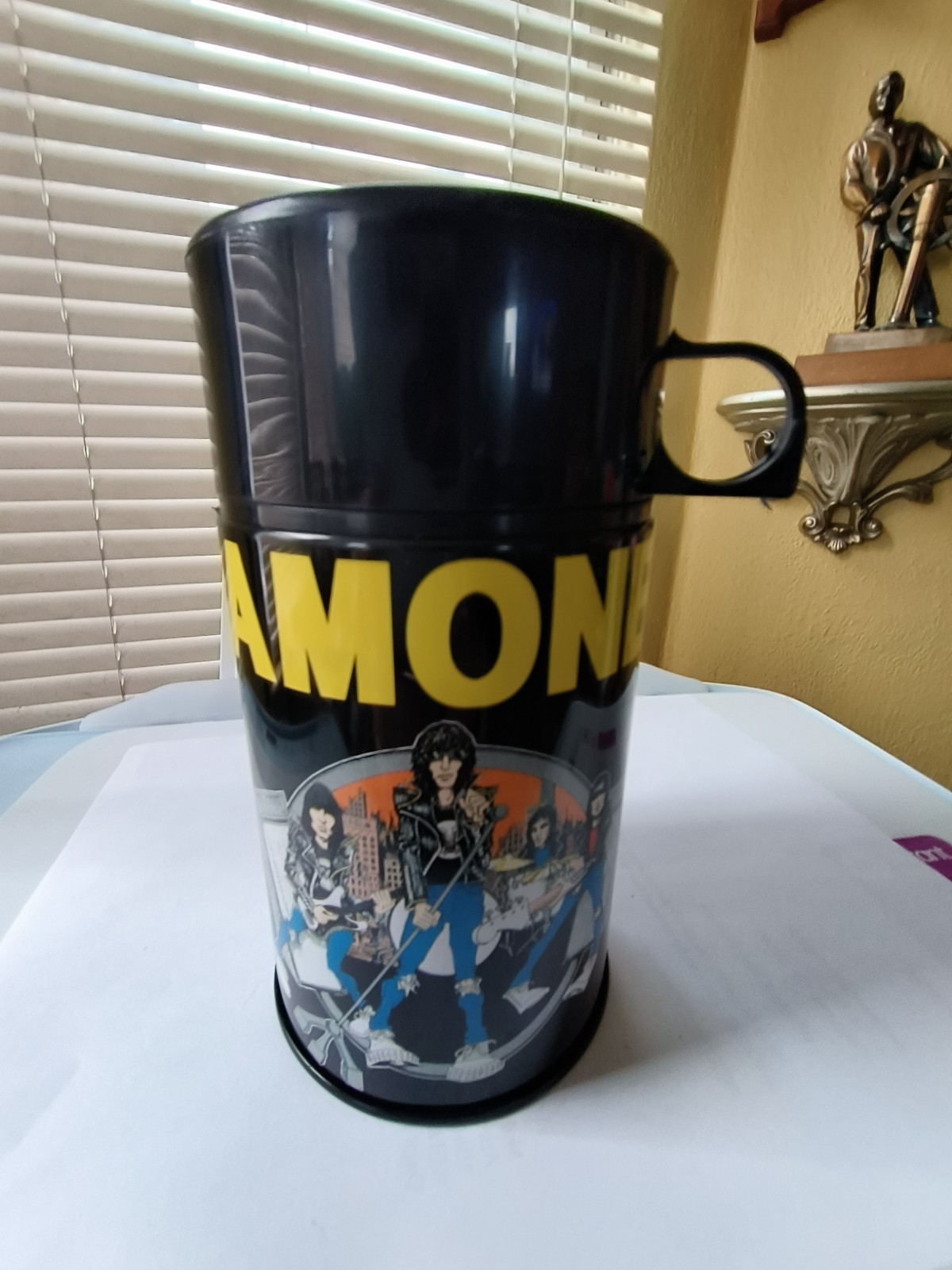RAMONES THERMOS 6 3/4 X 3 1/4 COMPLETE METAL PLASTIC