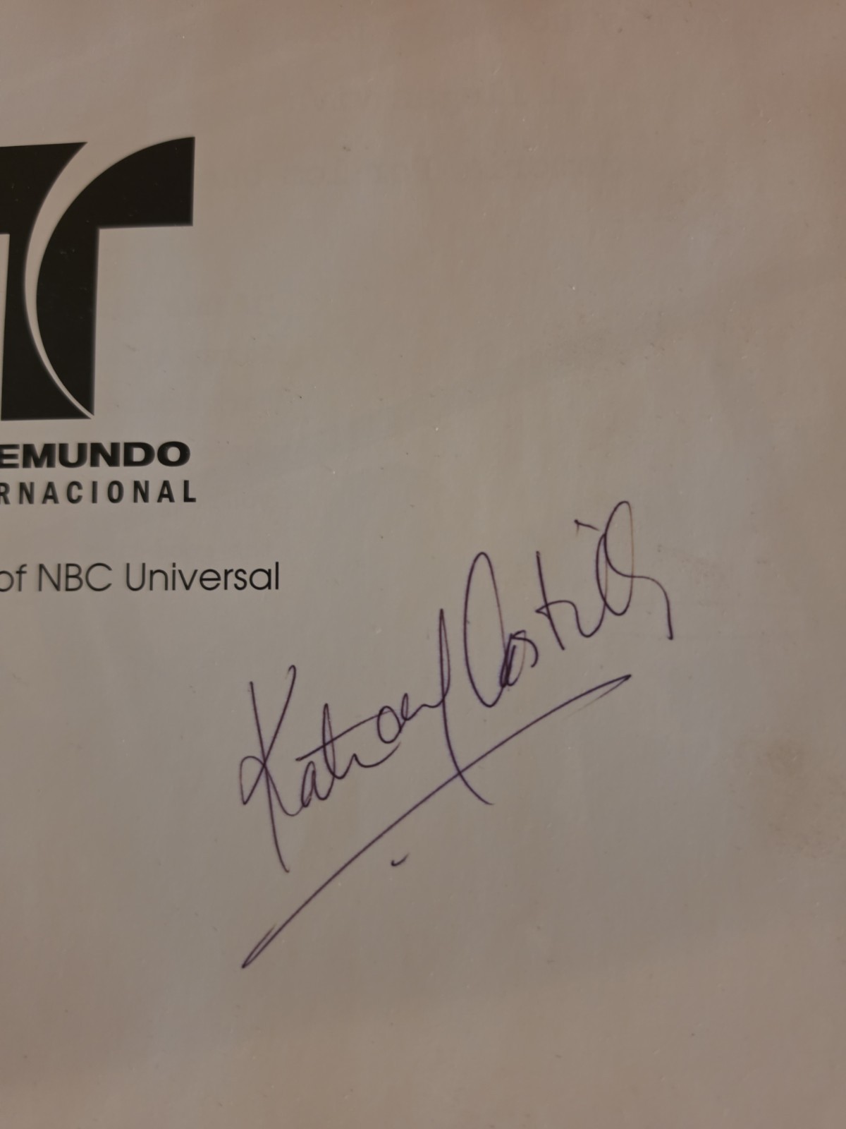 LA REINA DEL SUR KATIE DEL CASTILLO SIGNED HARDCOVER PRESS PROMO PHOTO BOOK RARE