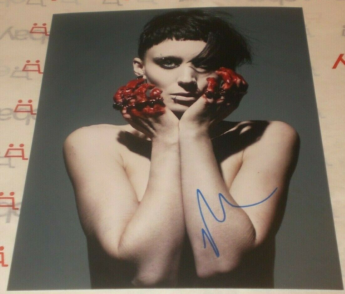 ROONEY MARA SIGNED HOT NUDE BLOODY GIRL WITH DRAGON TATTOO 8X10 PHOTO AUTO COA