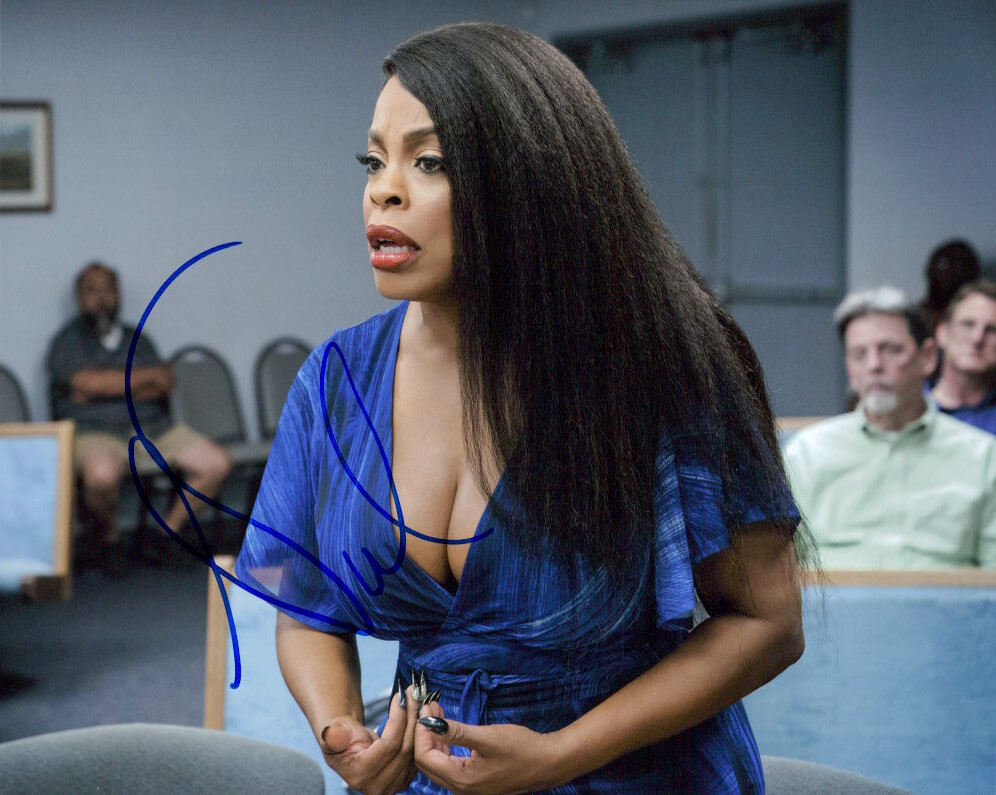 Niecy Nash (Claws) signed 8×10 photo