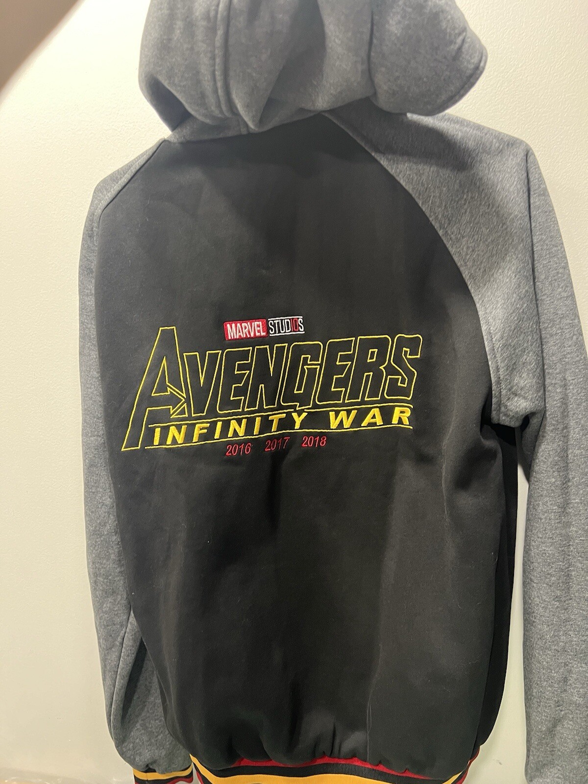 Avengers Infinity War Jacket Mens Medium Reversible Marvel Studios Cast & Crew