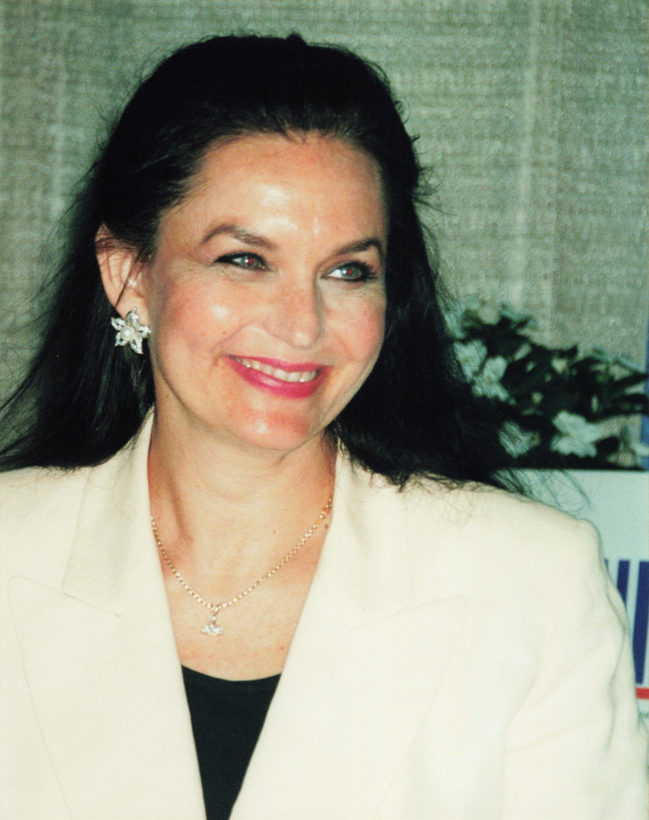 8×10 Candid Live Photo – Crystal Gayle – Country Music