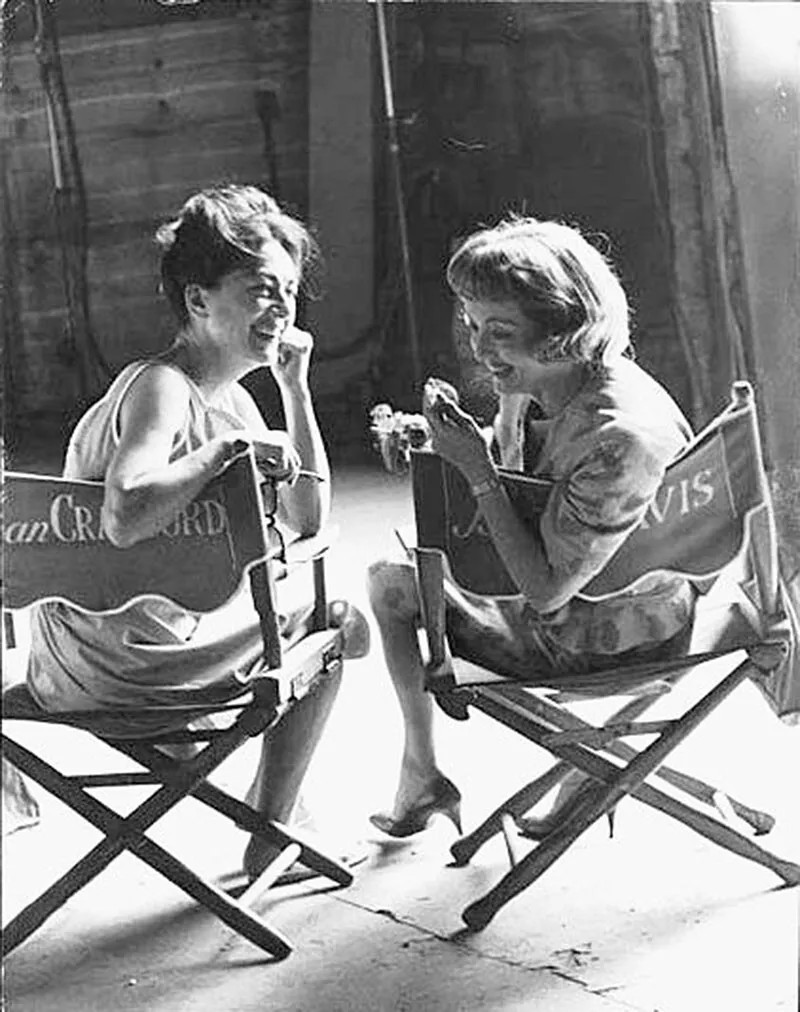 Joan Crawford And Bette Davis Sitting Talking 5×7 Picture Celebrity Print