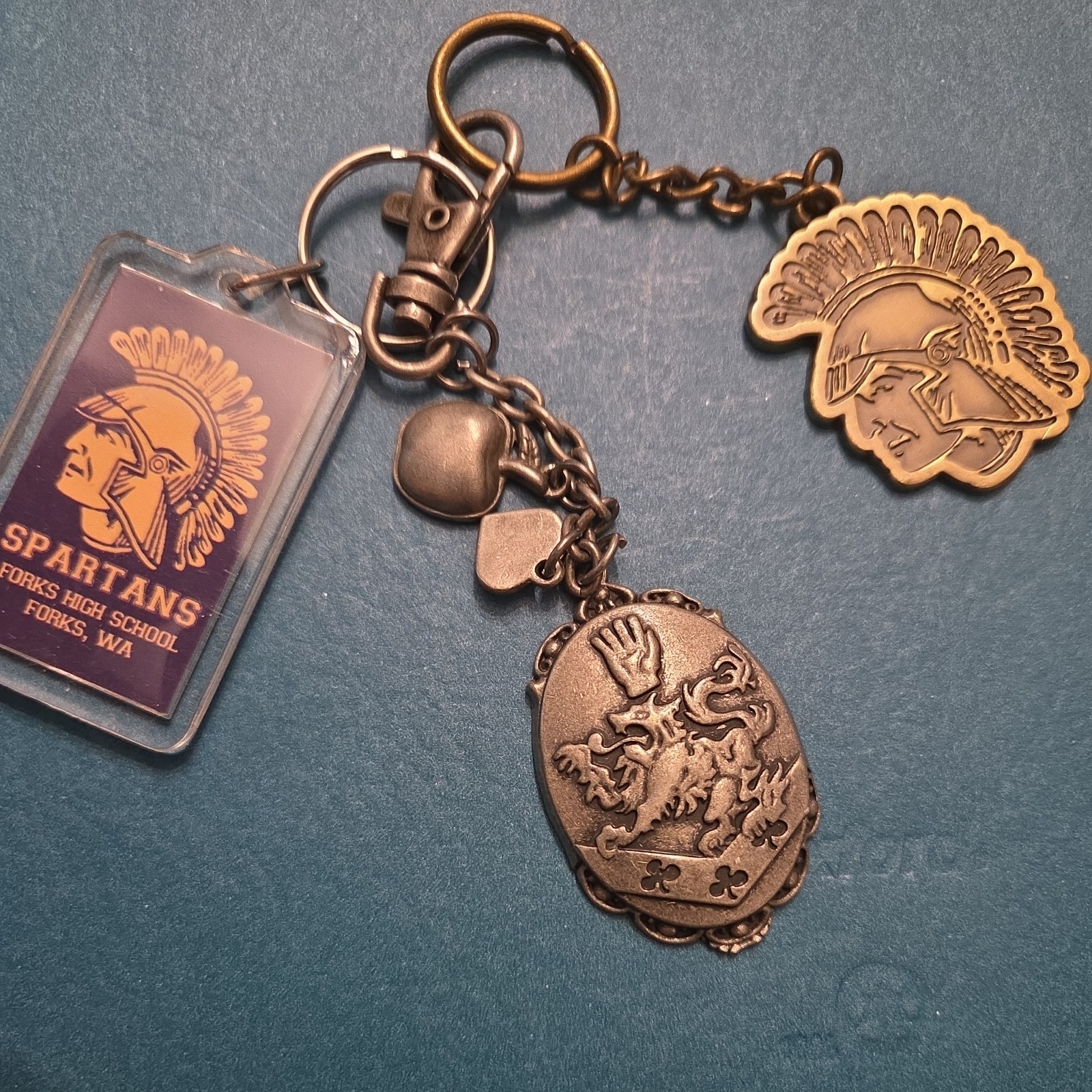 Highly Collectable Excellent Quality Twilight keychains Cullen Crest,2 spartans