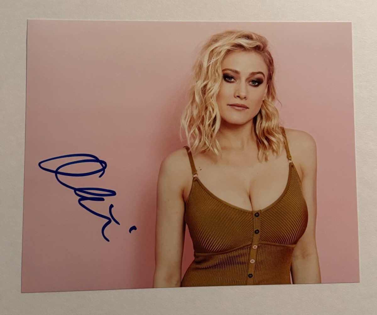 OLVIIA TAYLOR DUDLEY SIGNED 8×10 PHOTO ACTRESS AUTOGRAPHED THE MAGICIANS COA