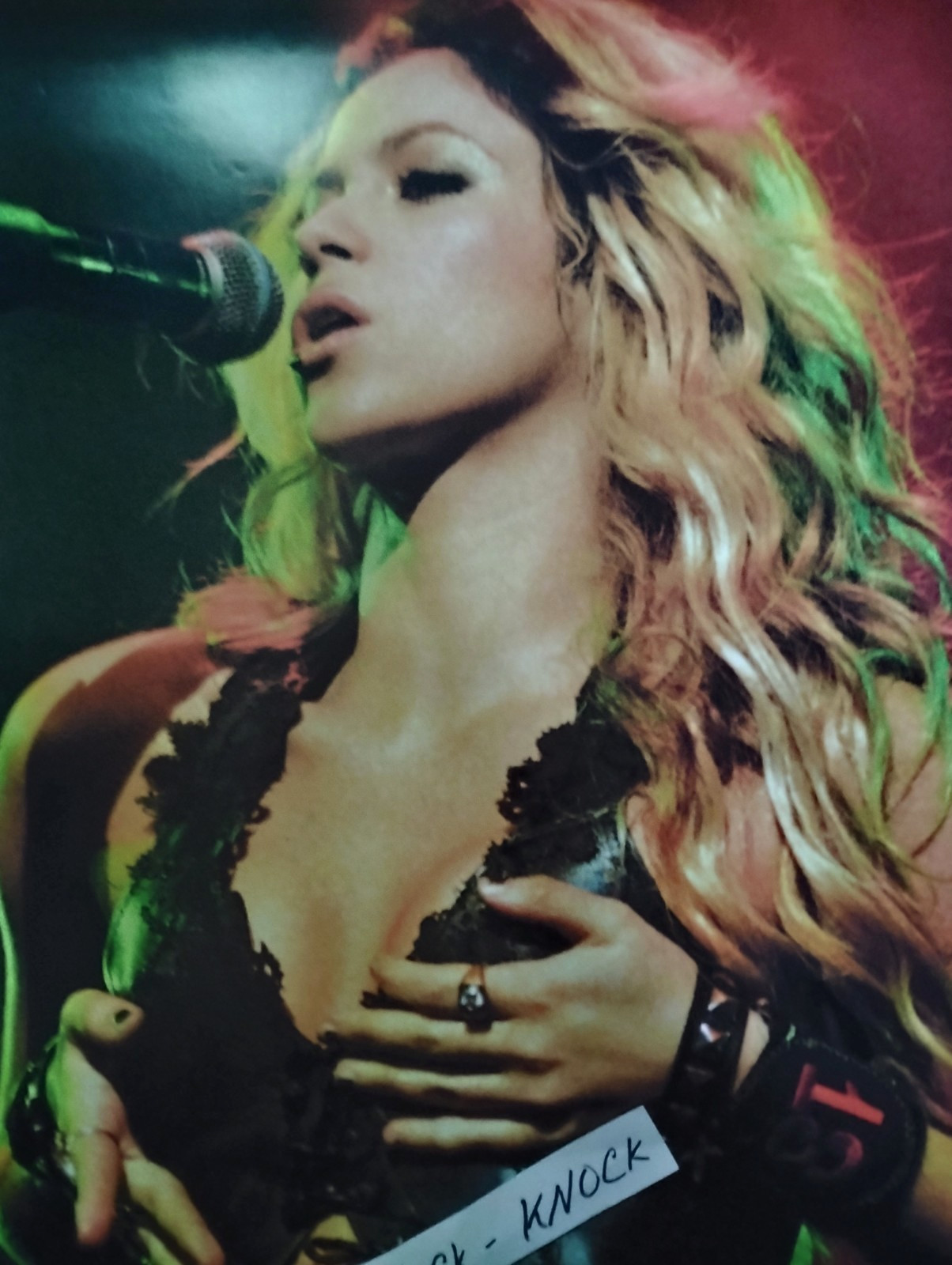 Poster: Original 2001 SHAKIRA- In Concert from UK (24 x 34) FIFA Halftime Artis