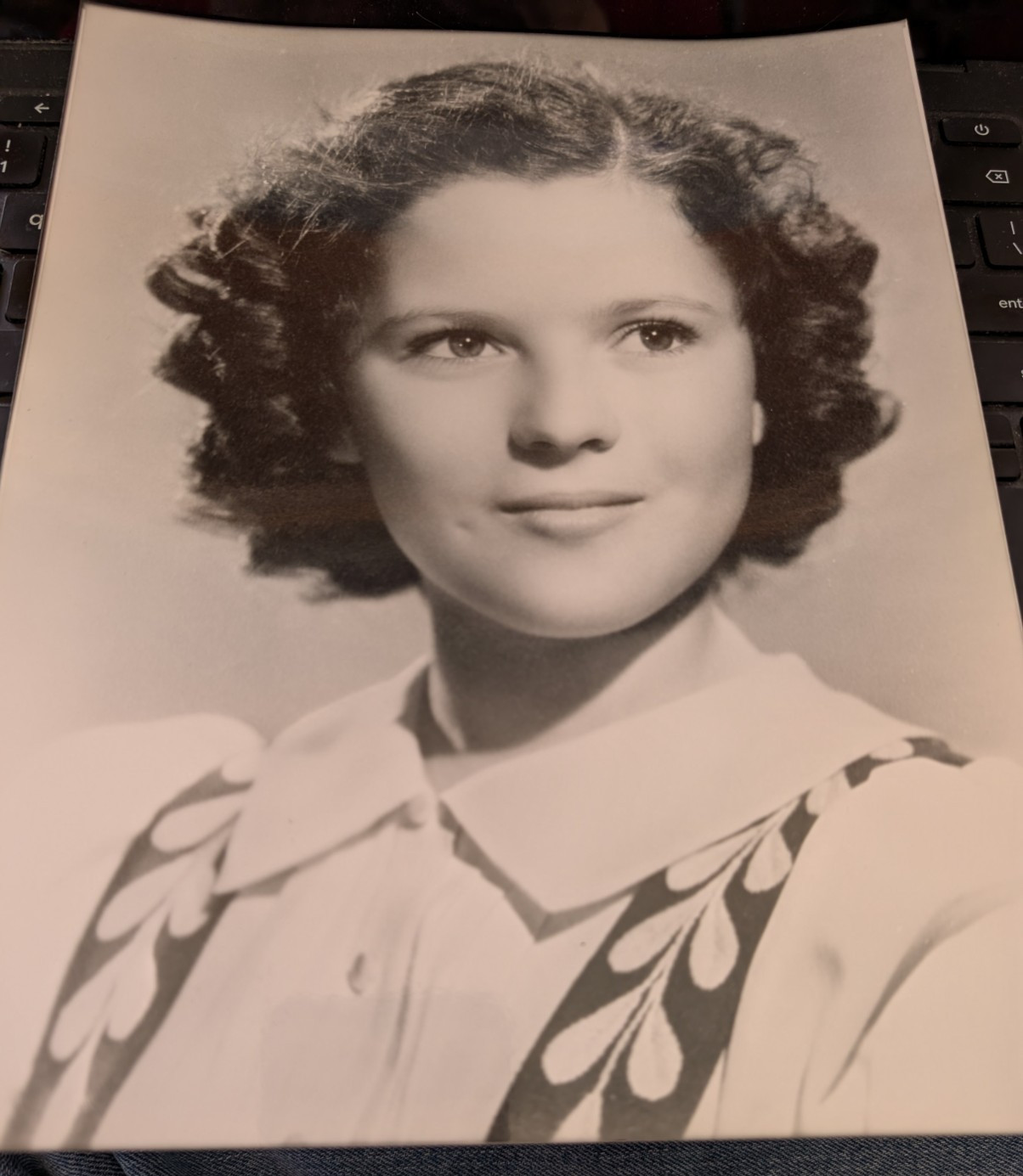 Hollywood 8×10″ Glossy “Shirley Temple & her dimples”-wonderful shot