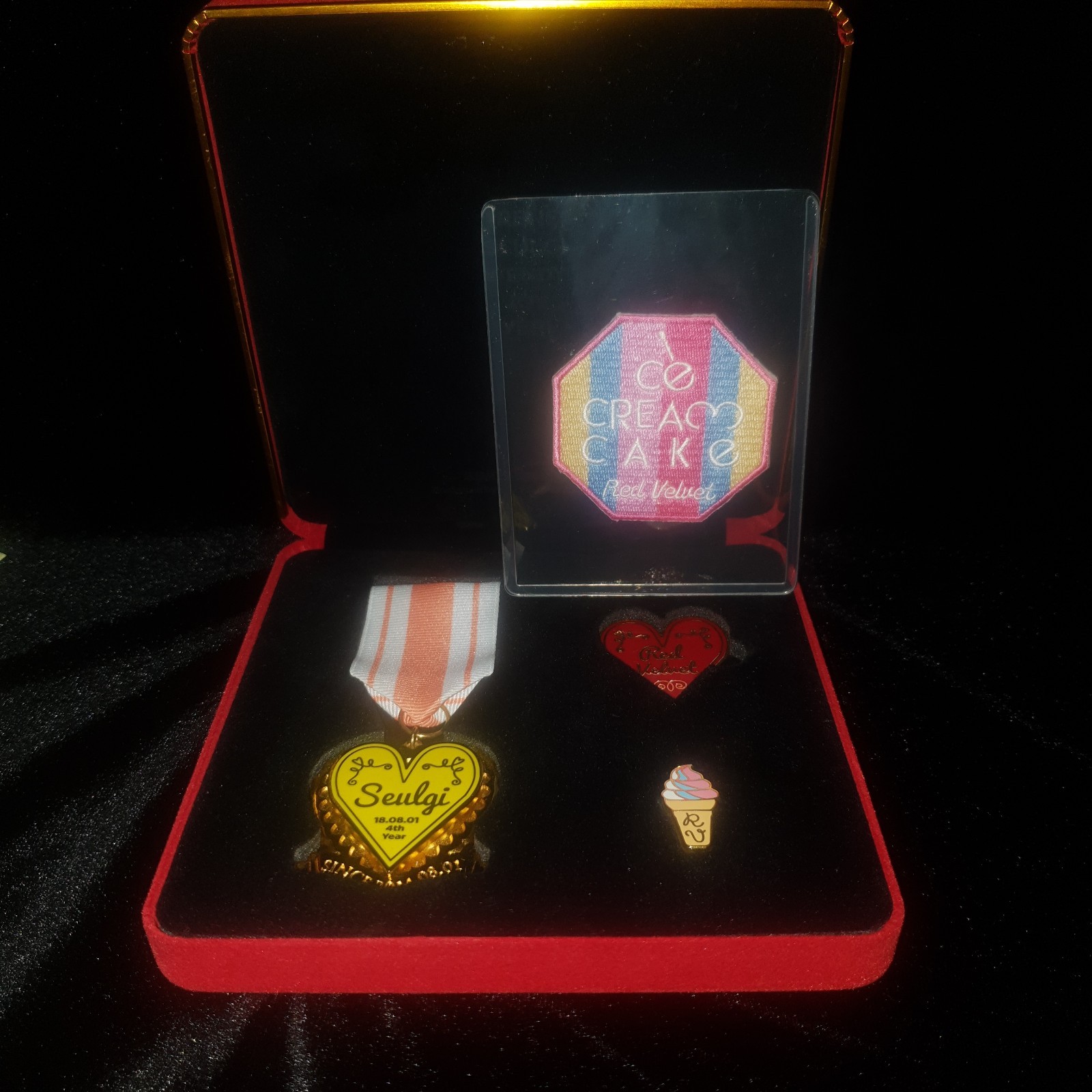 Red Velvet 4th Anniversary Medal Seulgi Ice Cream Wappen Official Kpop MD Set