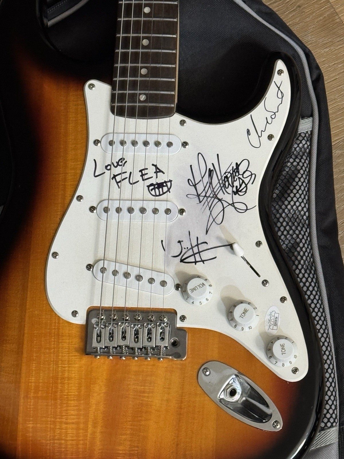 (JSA LOA) SIGNED RED HOT CHILI PEPPERS GUITAR KIEDIS FLEE CHAD FRUSCIANTE *CASE