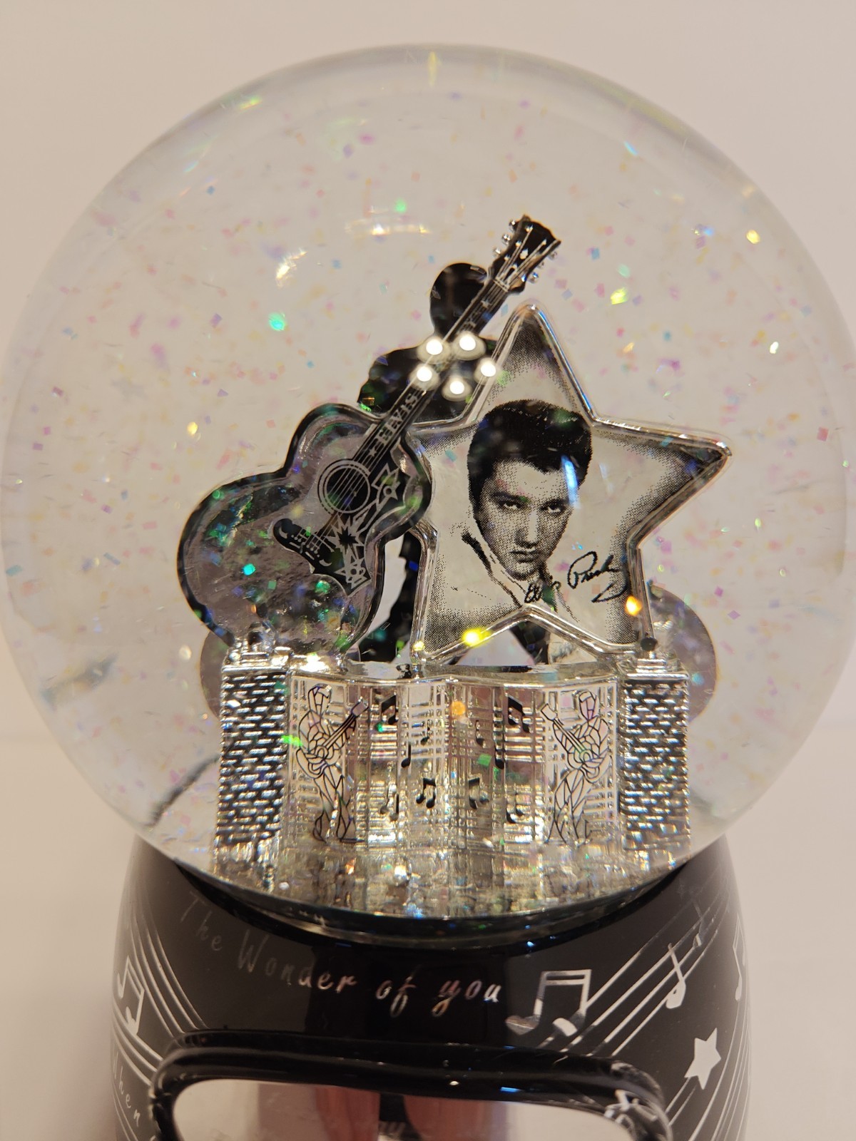 ELVIS PRESLEY Collectible ” The wonder of you” Musical Snow Globe w/ Glitter