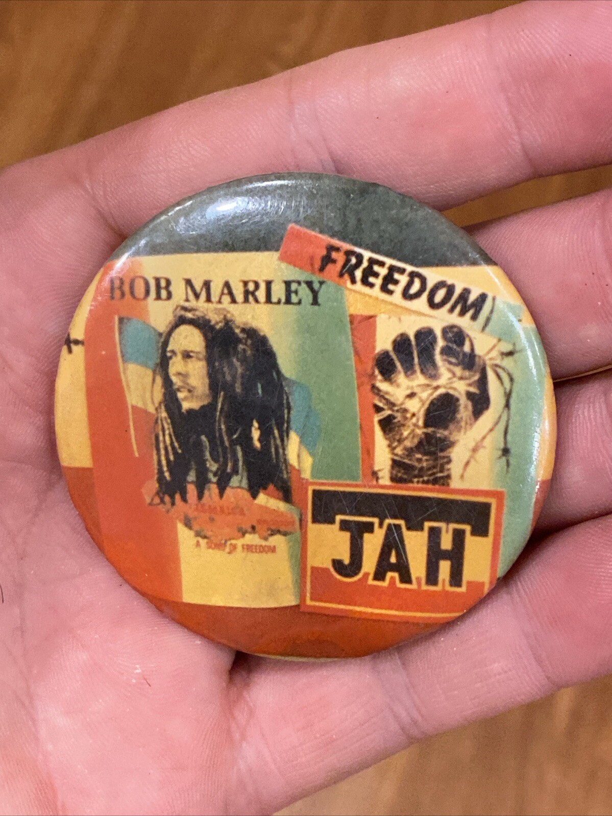 VTG BOB MARLEY Reggae JAH FREEDOM FIST COLLECTIBLE PIN BUTTON PINBACK JAMAICA
