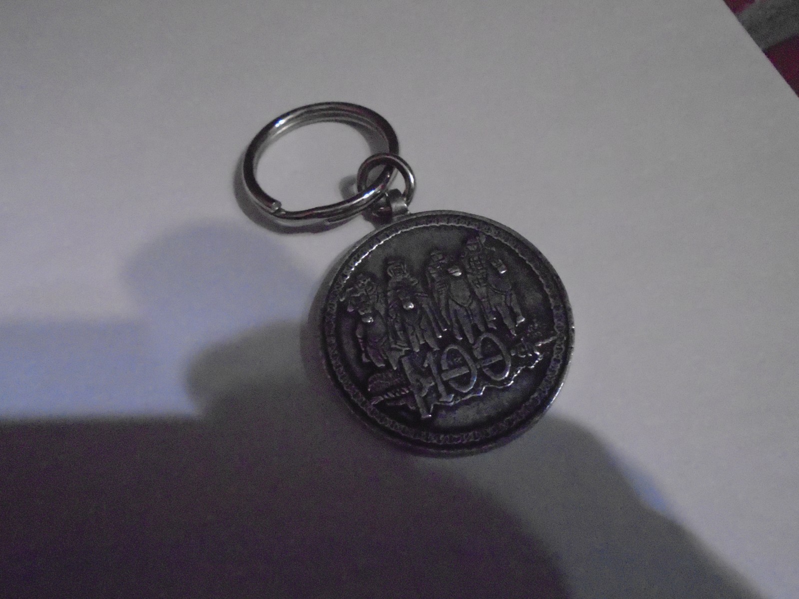 HIGHLANDER 100TH EPISODE MEDALLION KEYCHAIN KEY RING TV SERIES
