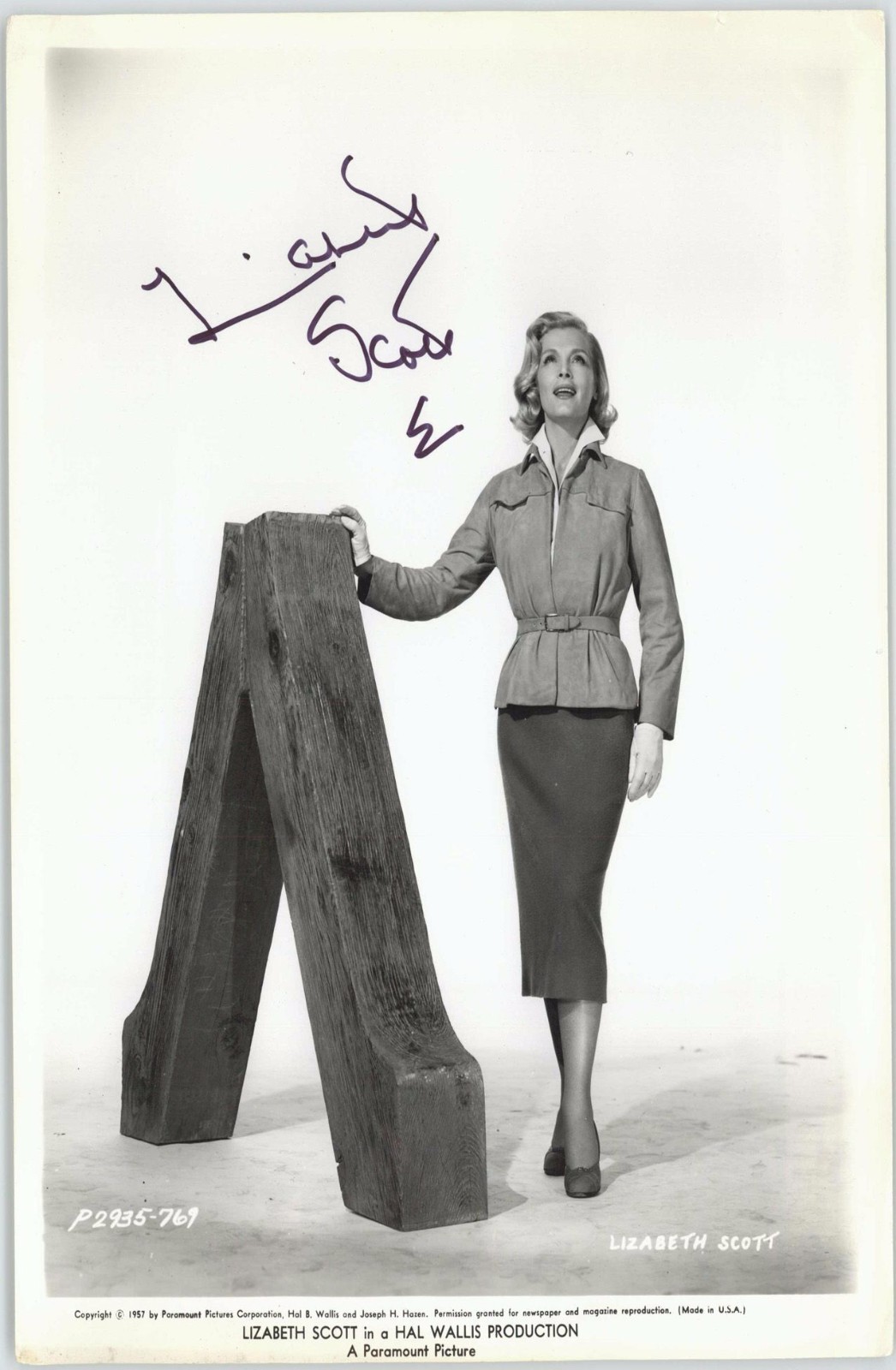LIZABETH SCOTT SIGNED JSA ACTRESS 8X10 AUTHENTICATED #P41730