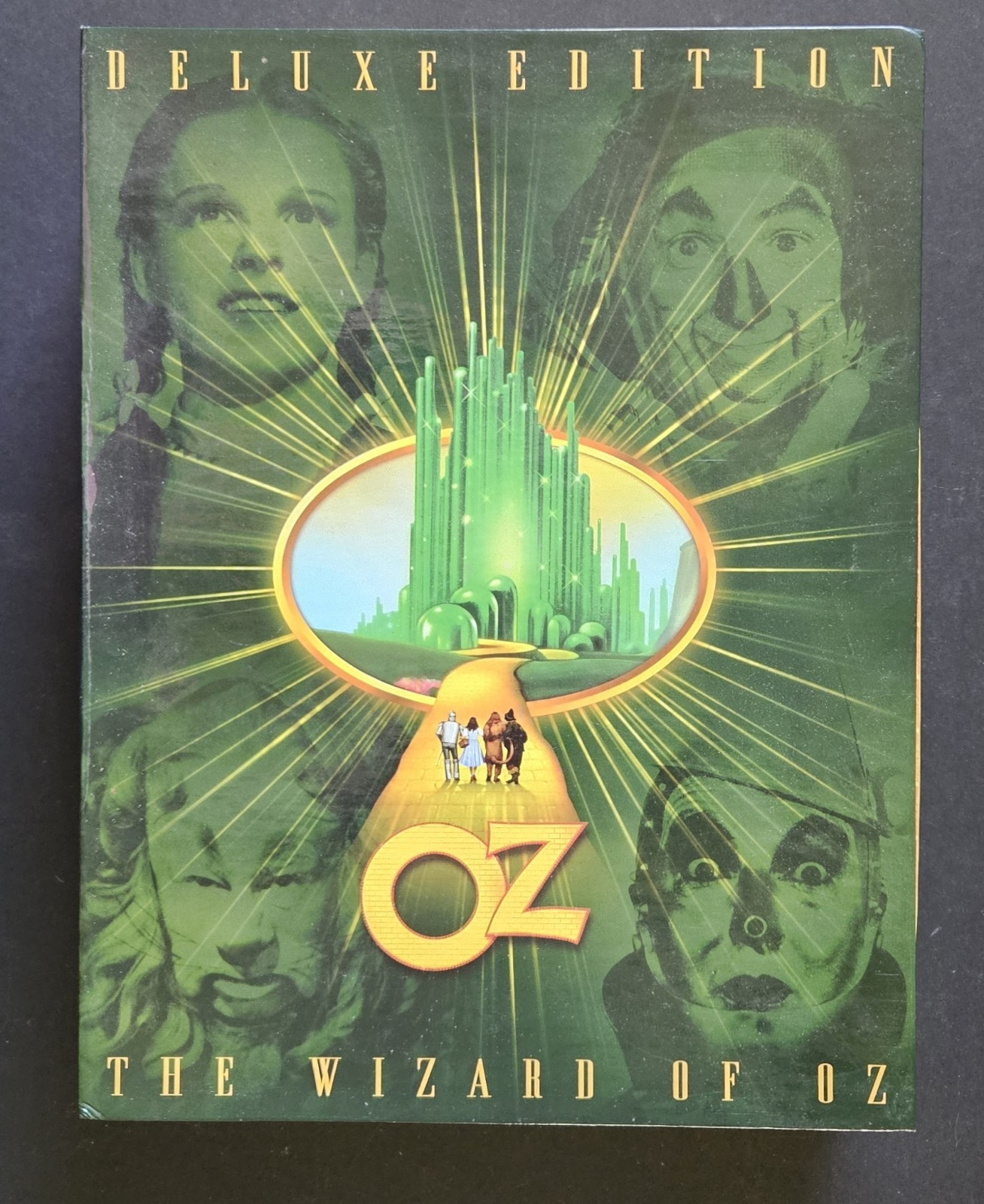 VHS “THE WIZARD OF OZ” Deluxe Ed. Vintage VHS Box Set w/Script Book & 11 Photos
