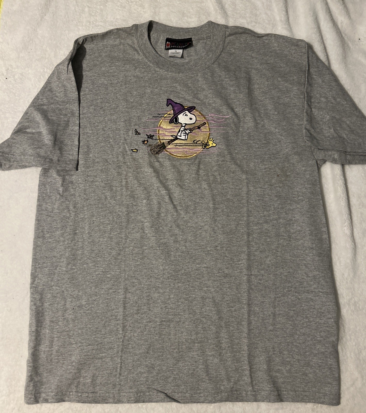 Peanuts Snoopy Witch Flying Broom Halloween embordered Graphic T Shirt XL Stain