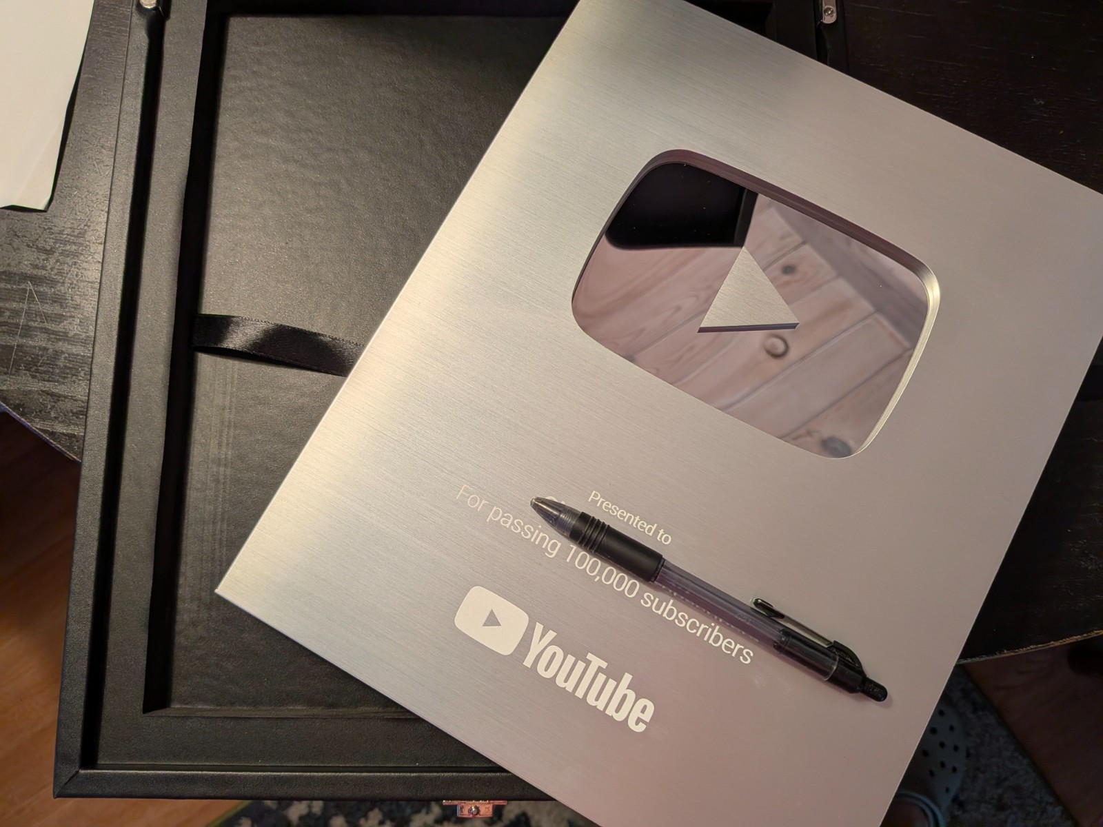 AUTHENTIC YOUTUBE SILVER PLAY BUTTON 100K SUB AWARD YOUTUBER RARE STORAGE CASE