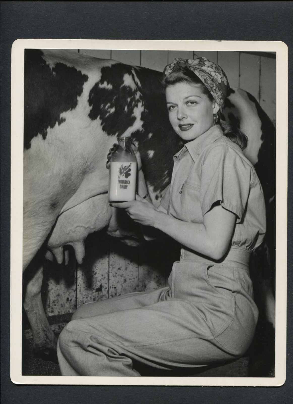 ANN SHERIDAN WITH HER DAIRY COW – 1940s CANDID BY JOSEPH JASGUR (HIS COLLECTION