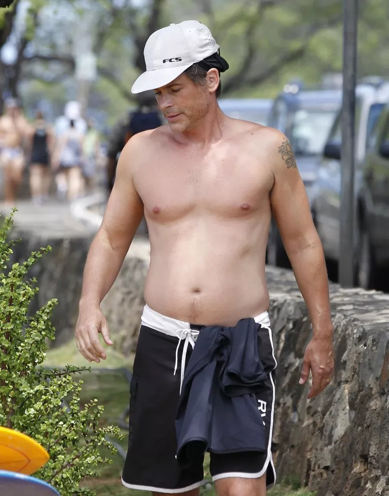 GLOSSY PHOTO PICTURE 4×6 Rob Lowe On The Street Shirtless