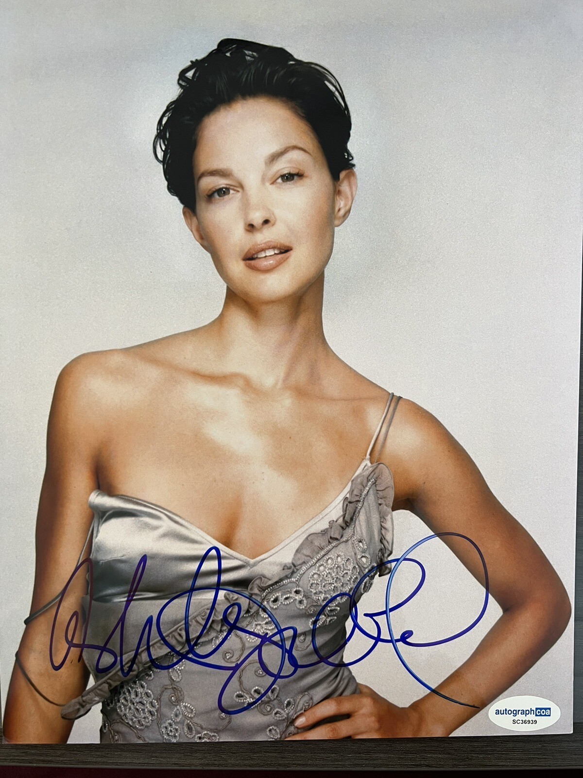 Ashley Judd Hand Signed In Person Autographed Bold Full Signature Rare ACOA COA