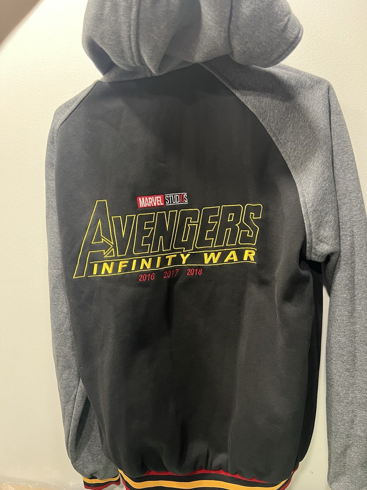Avengers Infinity War Jacket Mens Medium Reversible Marvel Studios Cast & Crew