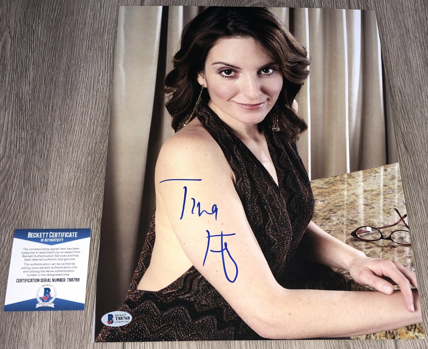 TINA FEY SIGNED AUTOGRAPH 30 ROCK SNL 11×14 PHOTO w/PROOF & BECKETT BAS COA