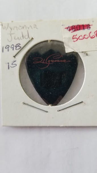WYNONNA JUDD – VINTAGE ORIGINAL 1998 TOUR CONCERT GUITAR PICK