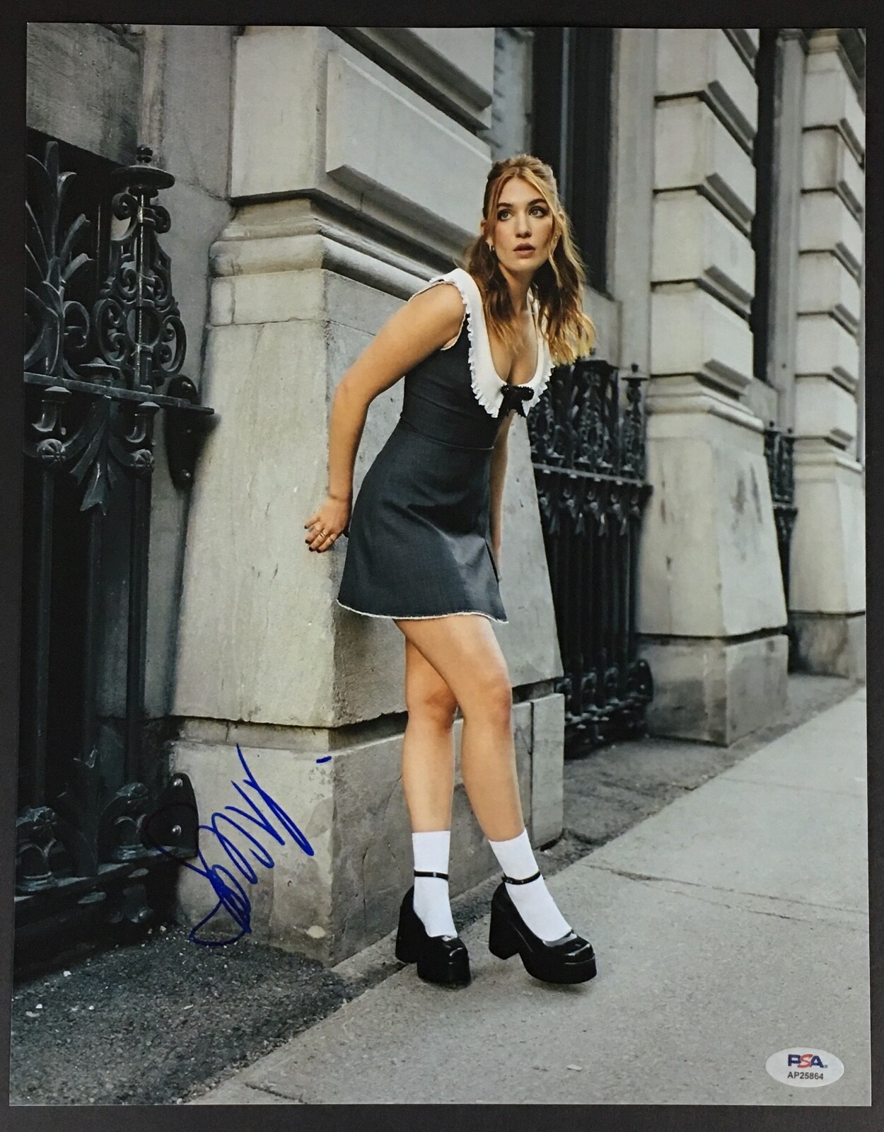 SOPHIE NELISSE SIGNED 11X14 PHOTO PSA DNA AUTOGRAPH PHOTOSHOOT HOT LEGS