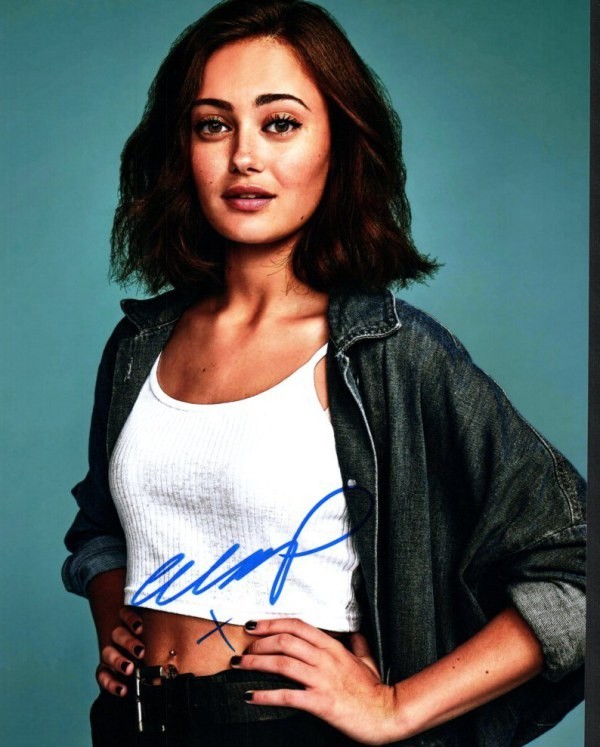 Ella Purnell Autographed Original 8×10 Photo LOA TTM