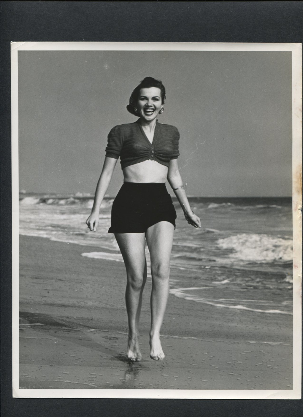 KATHERINE MOISEVE ON THE BEACH – 1940s CANDID BY JOSEPH JASGUR (HIS COLLECTION)