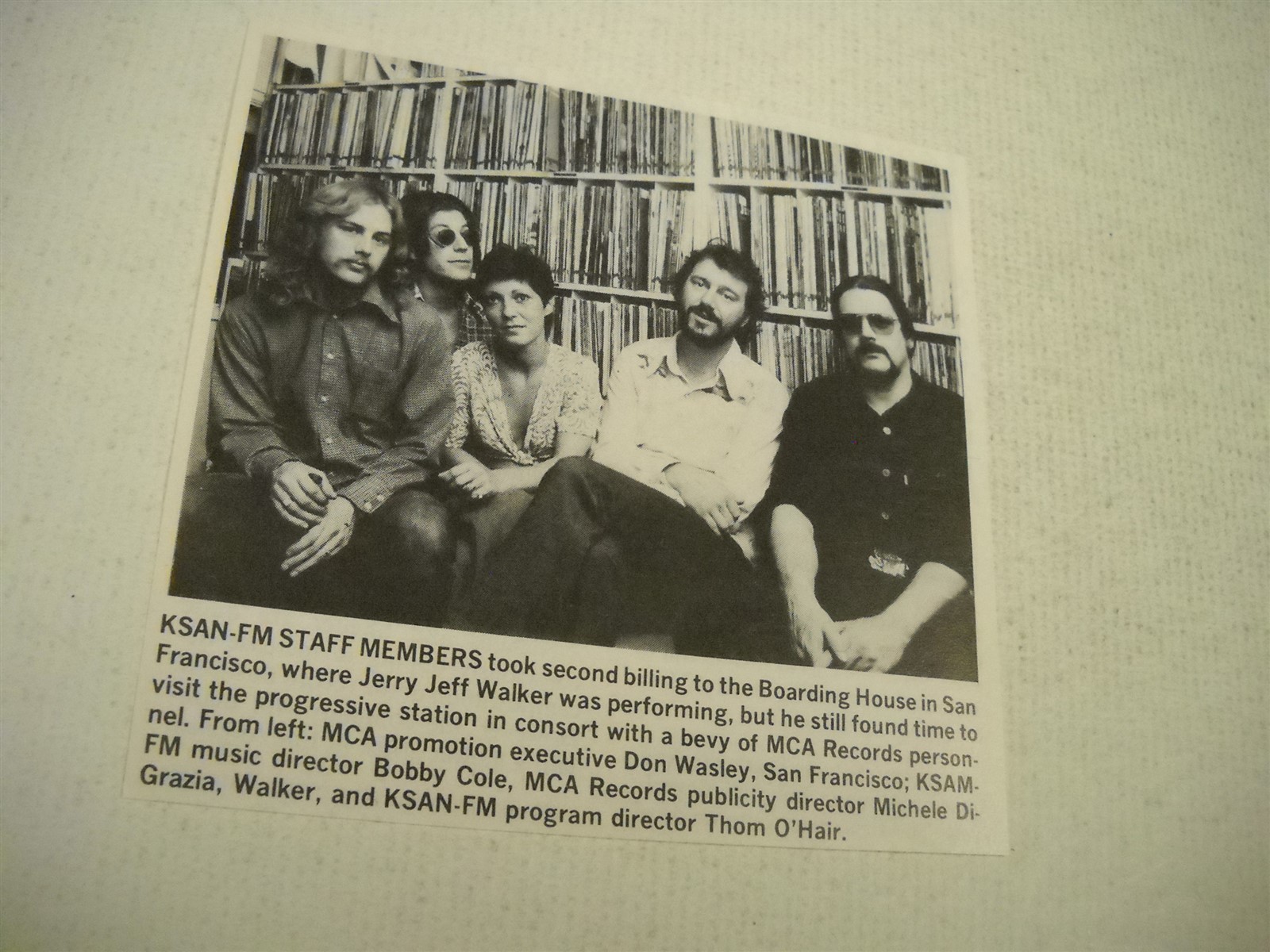 JERRY JEFF WALKER w/ KSAN-FM radio staffers in SF 1973 music biz promo pic/text