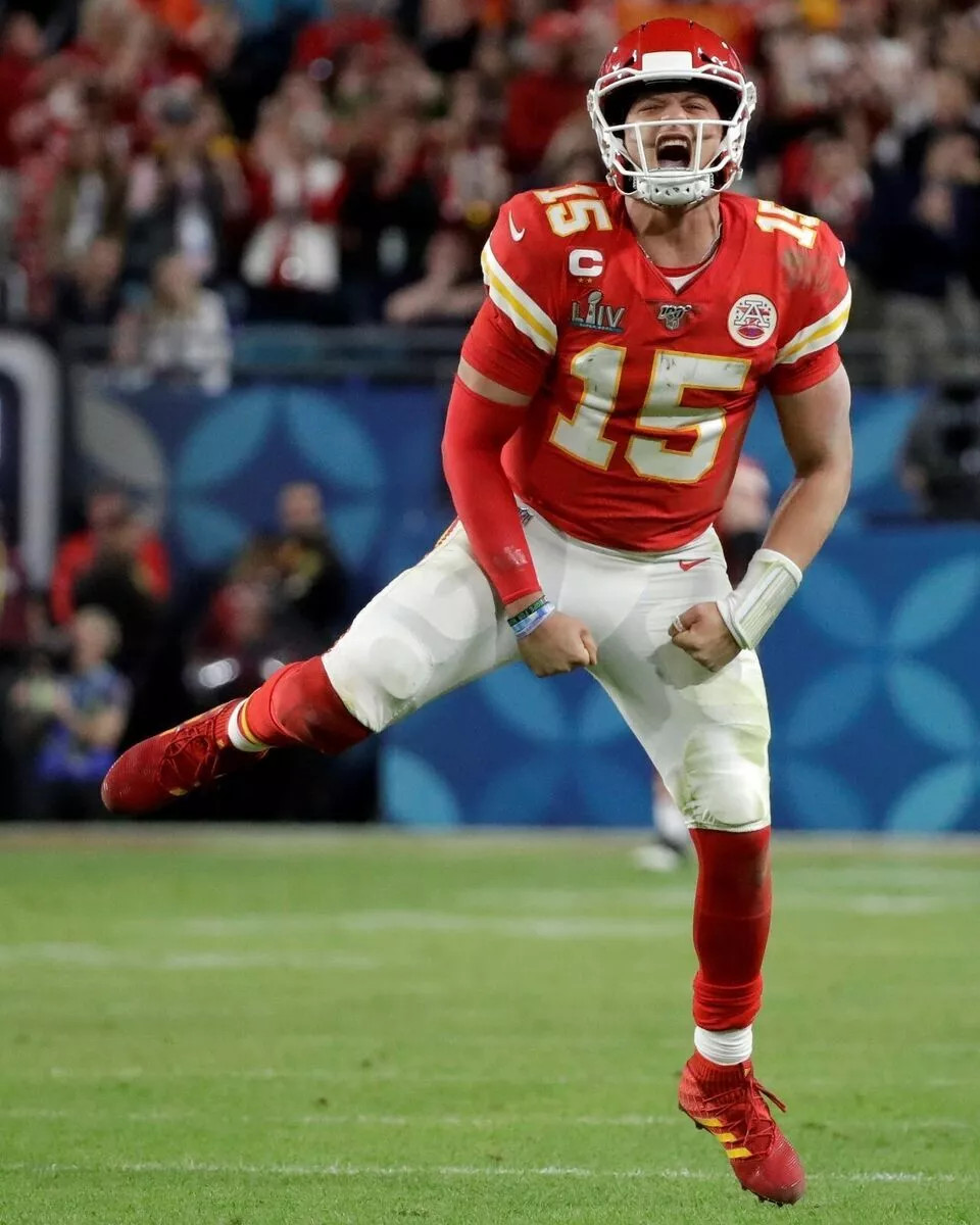 Patrick Mahomes Kansas City Chiefs In Action At The Game Celebrating 4×6 Pictur