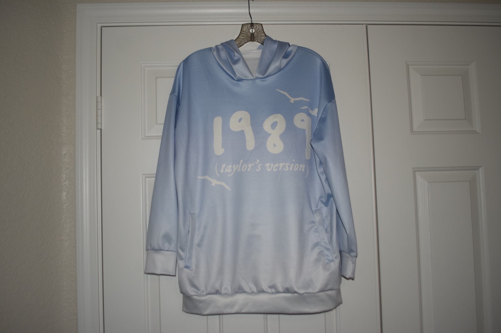 Taylor Swift Size S 1989 (taylor’s version) light blue & white silky hoodie