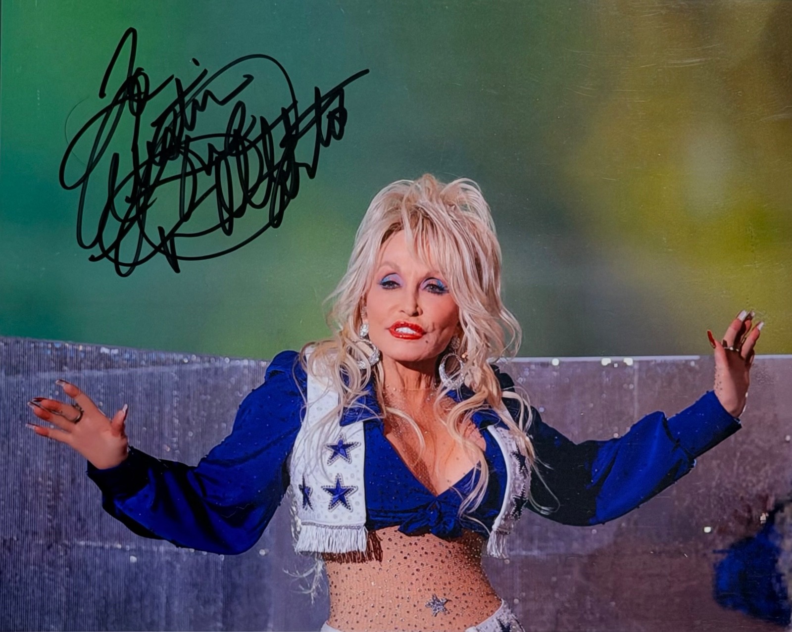 Dolly Parton Signed Autograph 8×10 Photo Dallas Cowboy Cheerleader Outfit