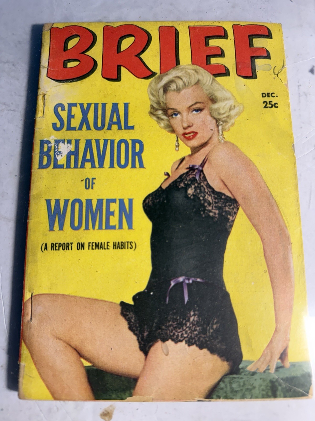 MARILYN MONROE – BRIEF 12/53 GREAT COLOR PHOTO COVER 5×8 MAGAZINE GORGEOUS!