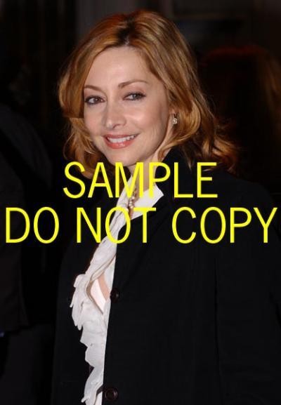 #D2382 Sharon Lawrence candid photo SHOWIN BRA