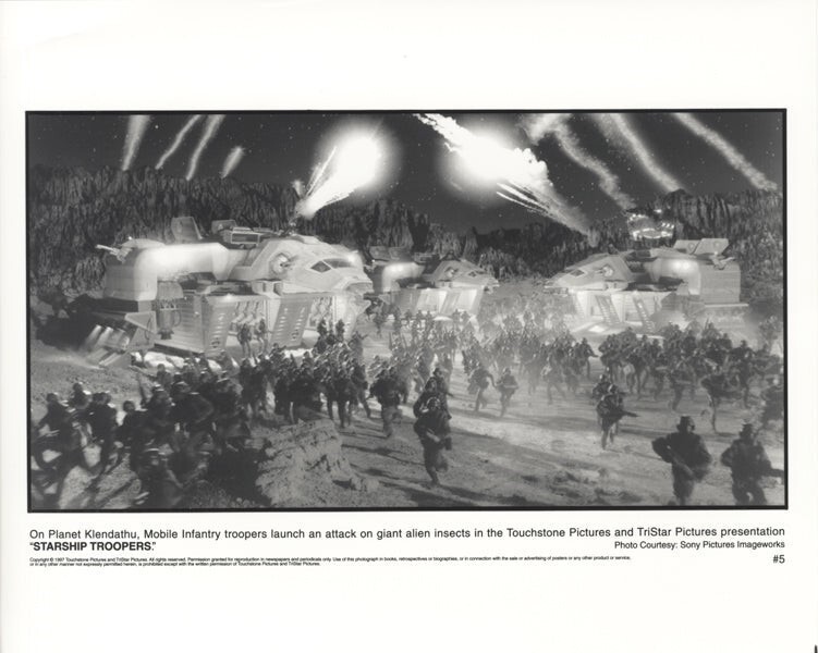 Starship Troopers Soldiers fighting Giant Alien Insects Original 8×10 Photo 1997