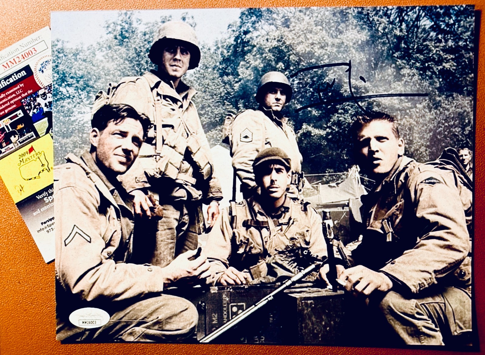TOM SIZEMORE Signed (JSA)• 8×10 photograph 1998 “Saving Private Ryan” VINTAGE