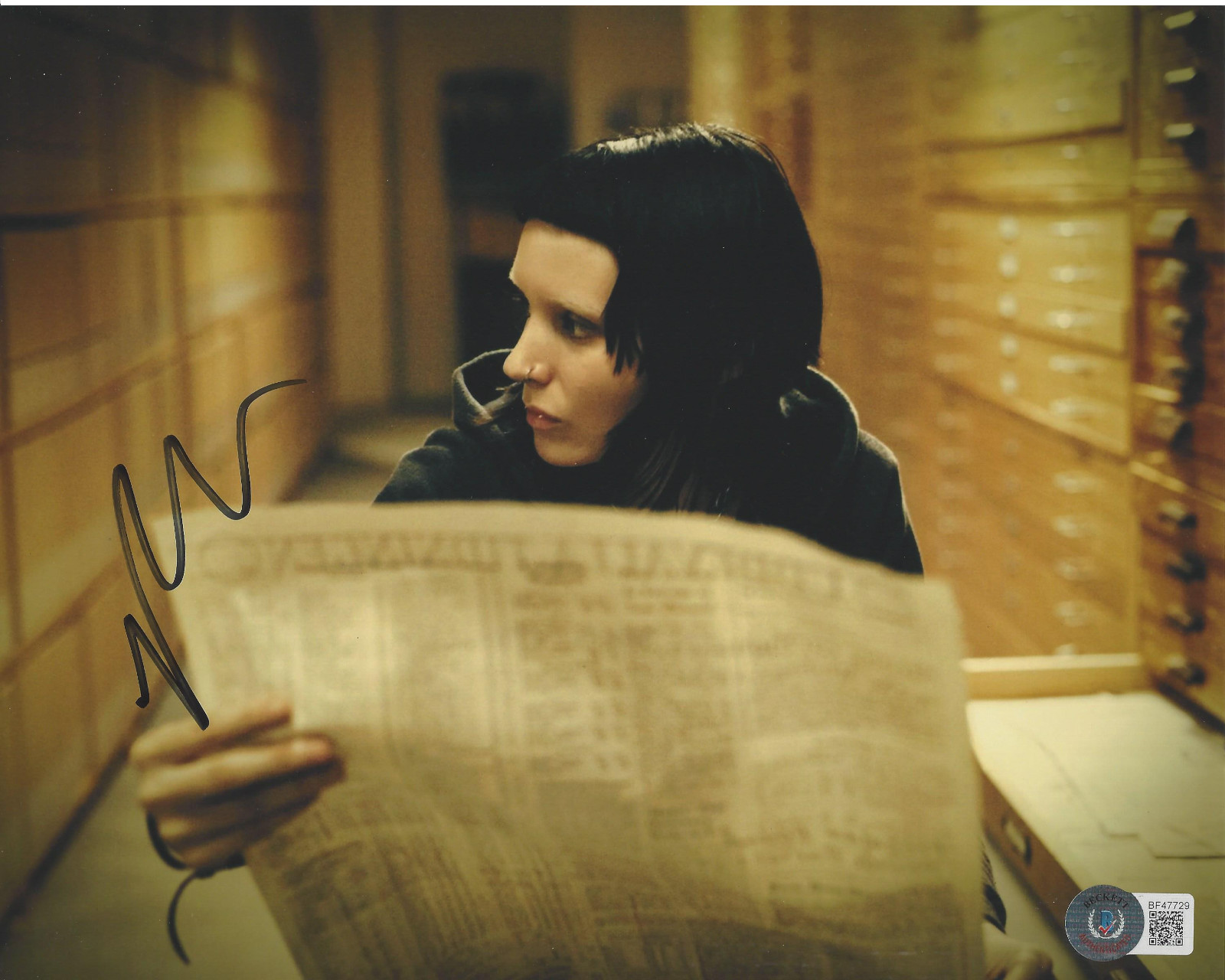 ROONEY MARA SIGNED ‘THE GIRL WITH THE DRAGON TATTOO’ 8×10 PHOTO BECKETT BAS COA