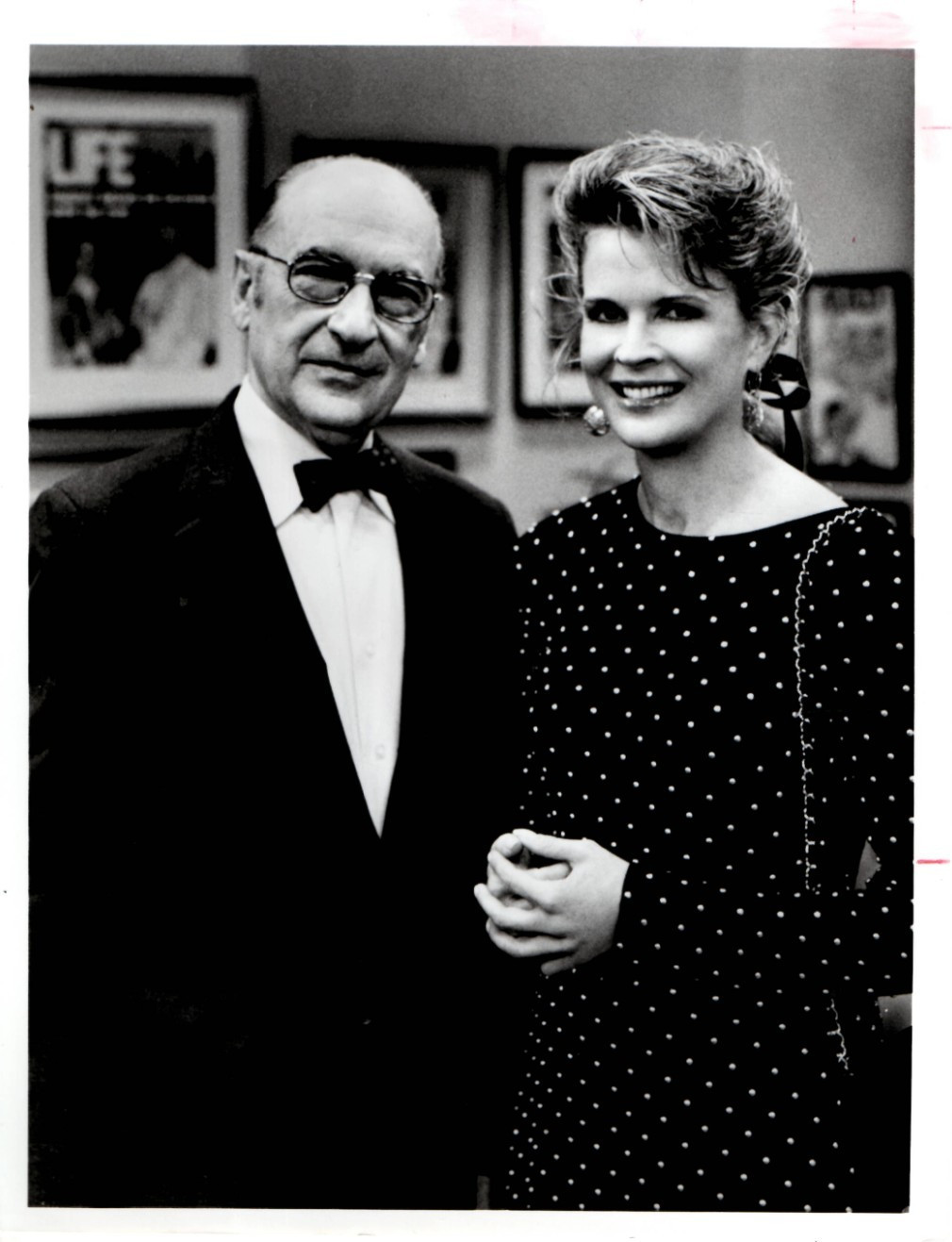 1990 CBS – MURPHY BROWN GROUP – CANDICE BERGEN – PROMO PHOTO 7 X 9 INCHES