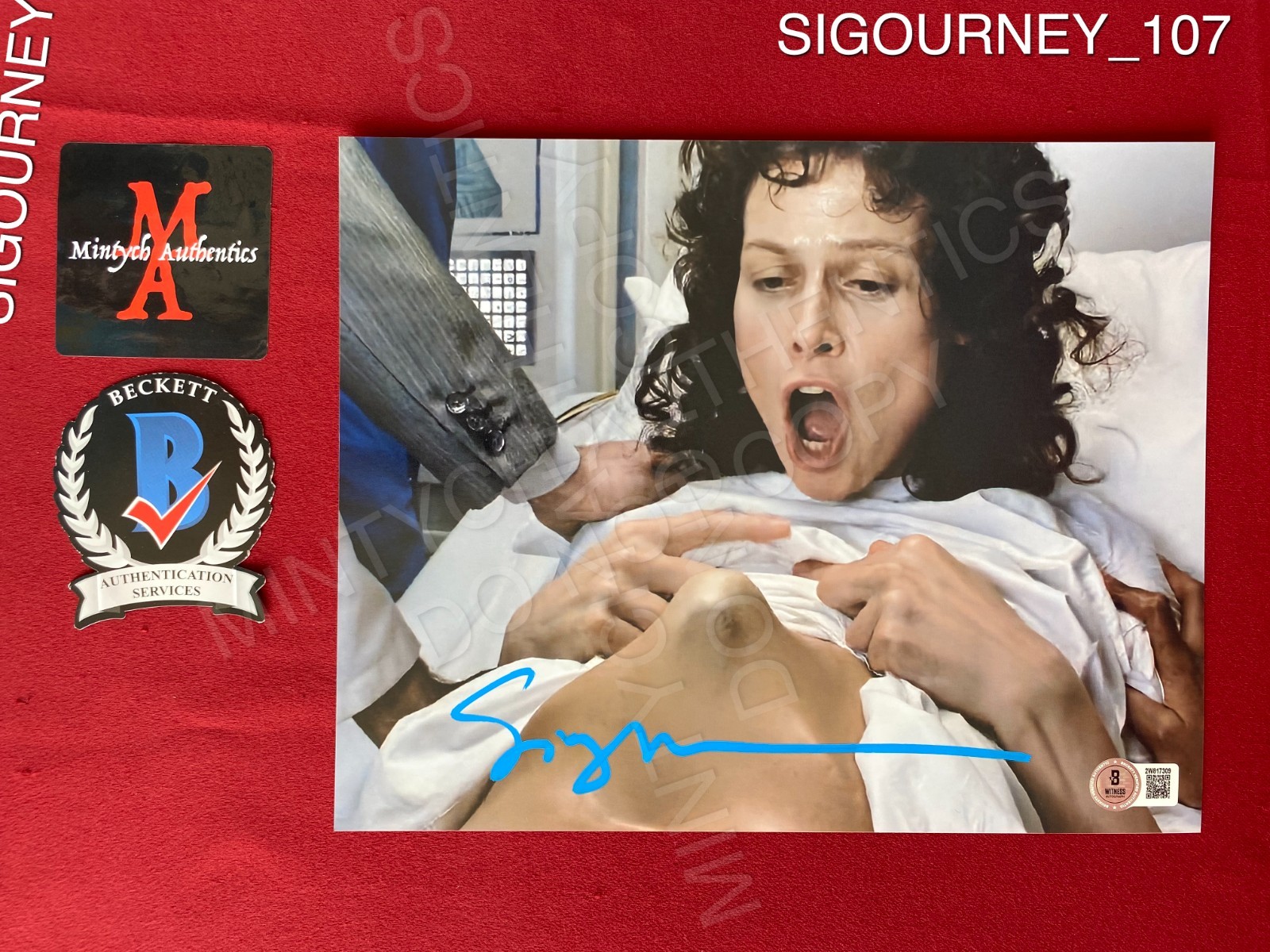 Sigourney Weaver autographed signed 8×10 photo Aliens Ripley Beckett COA