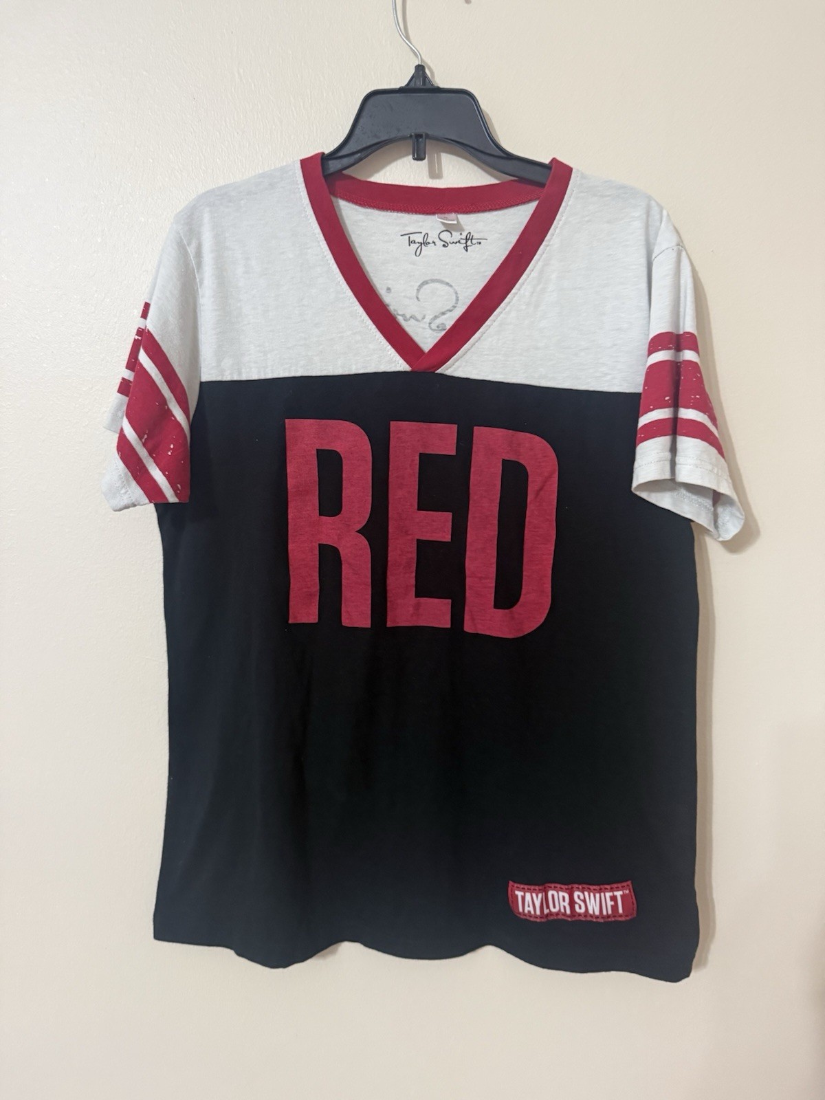 Taylor Swift Official Red Tour V-neck T-shirt, Size XL ( fits L) Short Sleeve