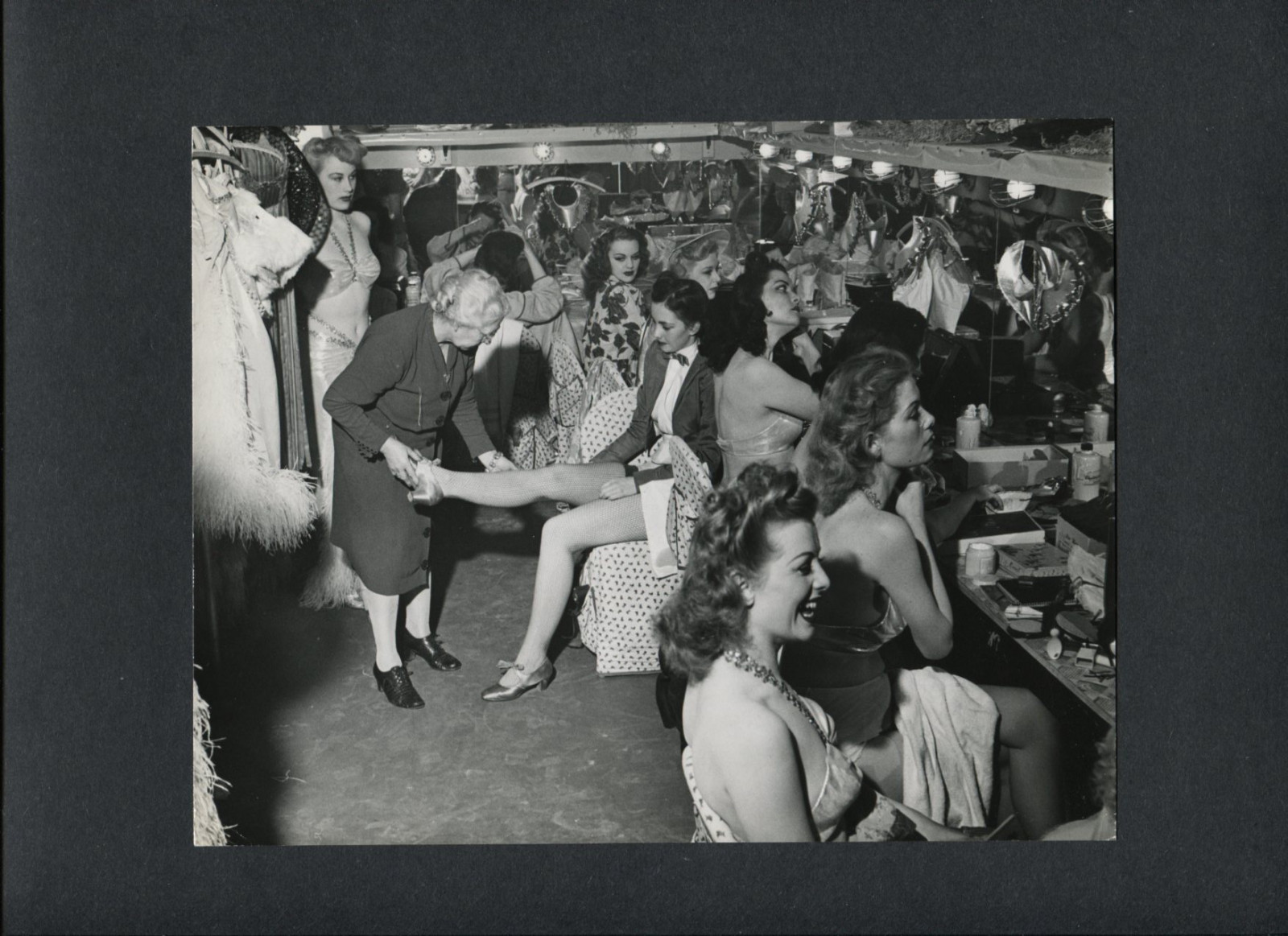 SEXY WOMEN IN THE DRESSING ROOM -1940s CANDID BY JOSEPH JASGUR (HIS COLLECTION