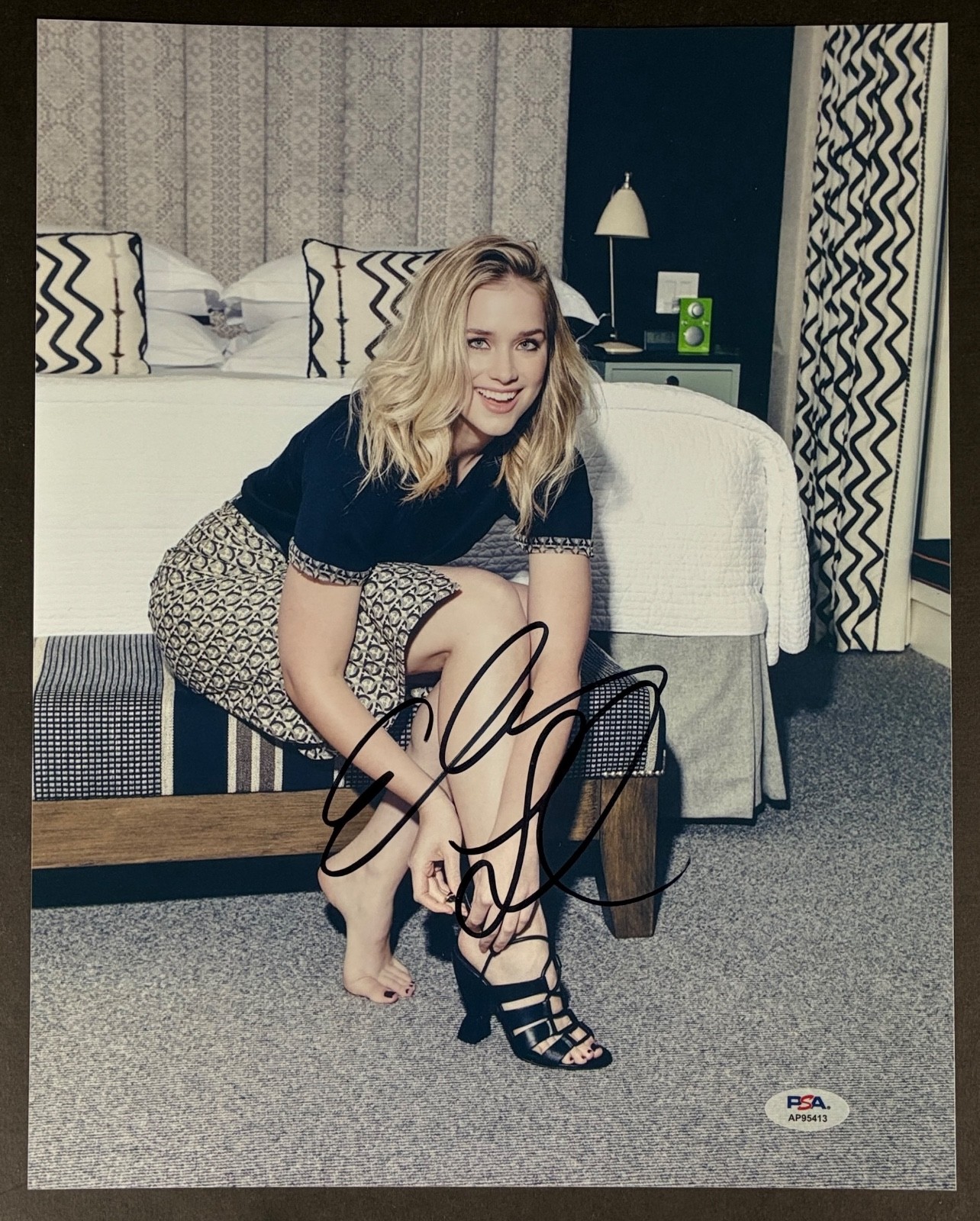 ELIZABETH LAIL SIGNED 11×14 PHOTO PSA DNA AUTOGRAPH PHOTOSHOOT HEELS FEET
