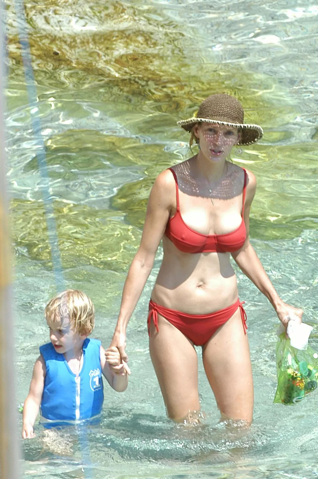Uma Thurman At Sea With His Son By The Hand 4×6 Picture Celebrity Print