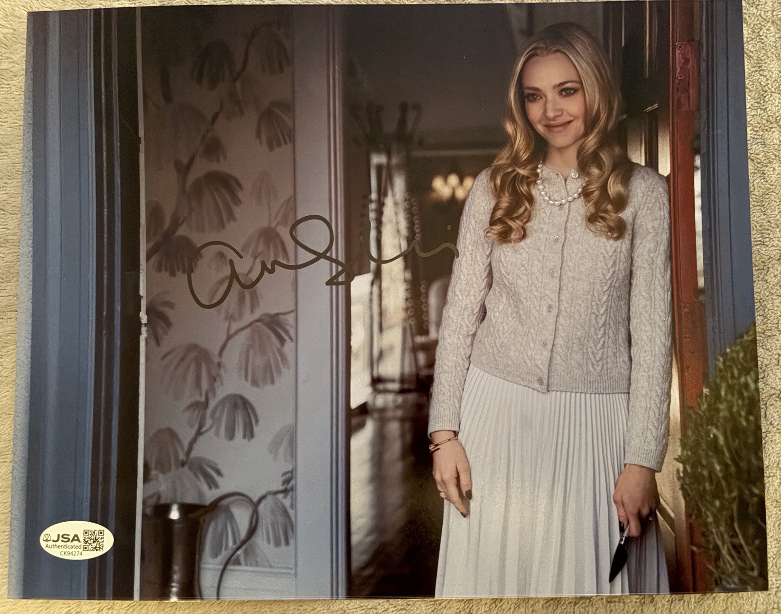 Amanda Seyfried Signed 8×10 The Housemaid Photo JSA Certified
