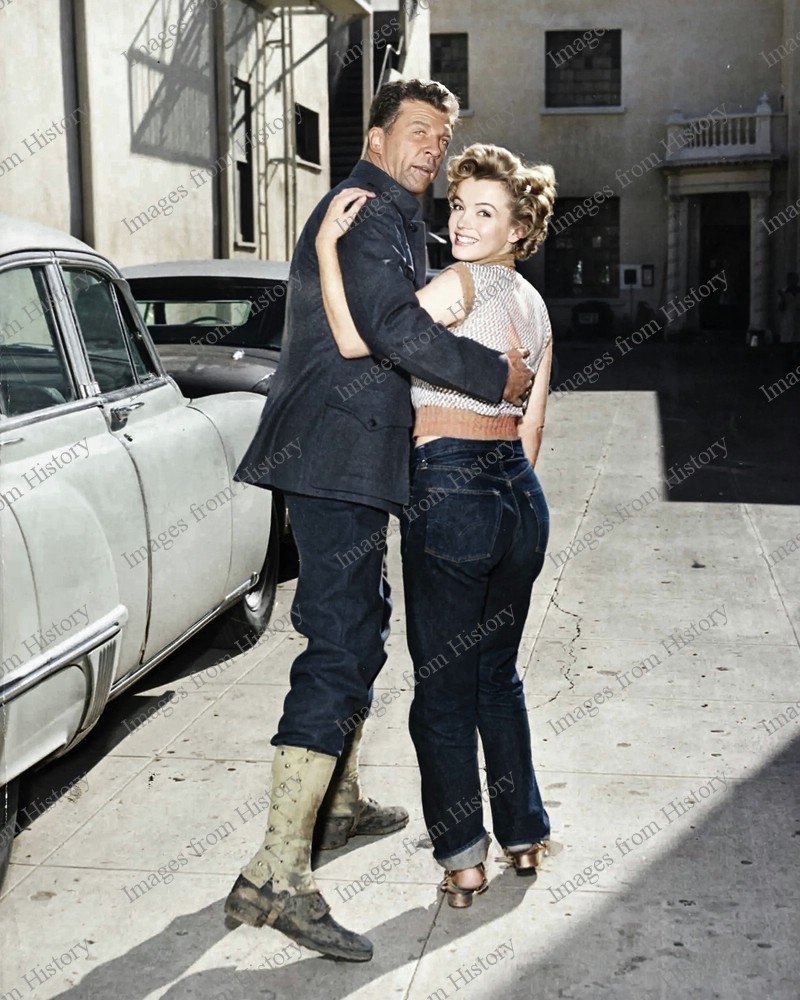 8×10 Print Dan Dailey Visits Marilyn Monroe on the Set of Niagara in 1953