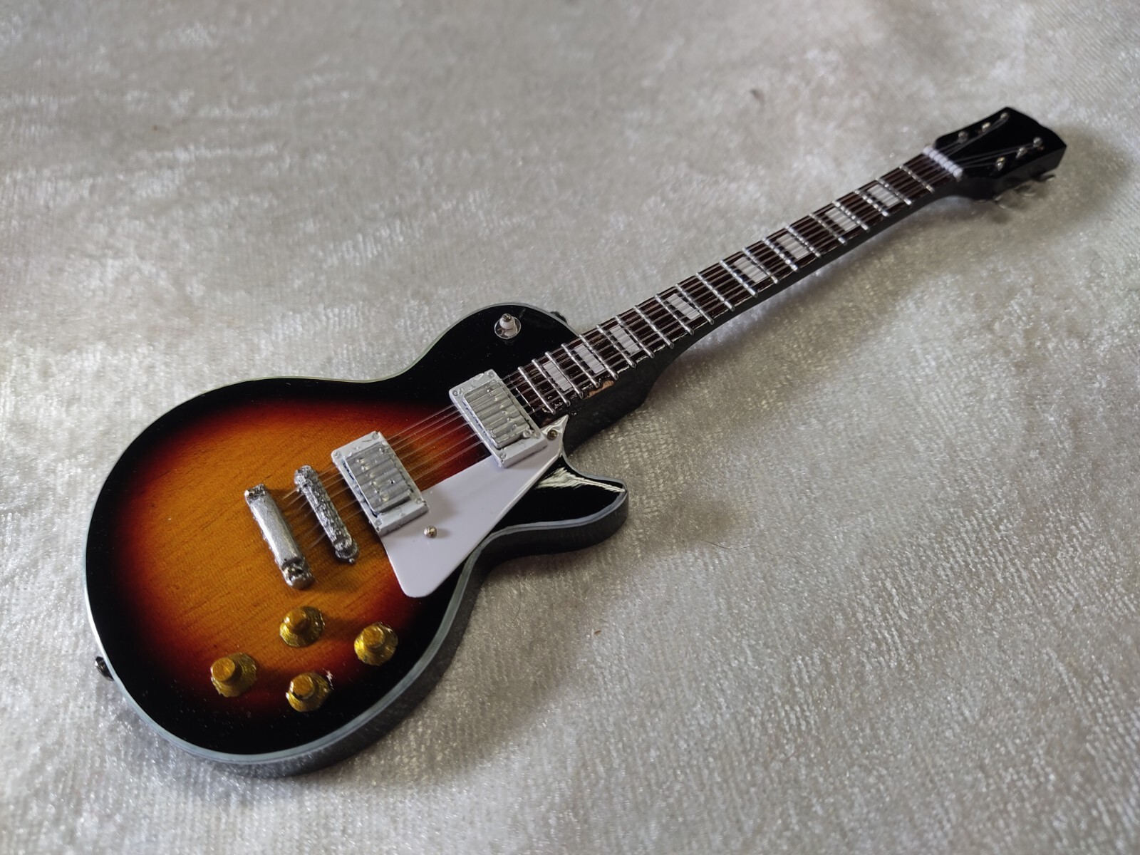 LES PAUL STANDARD PLAIN TOP DOLL FIGURE 18cm MINIATURE 1/6 SUNBURST 7″ GUITAR 