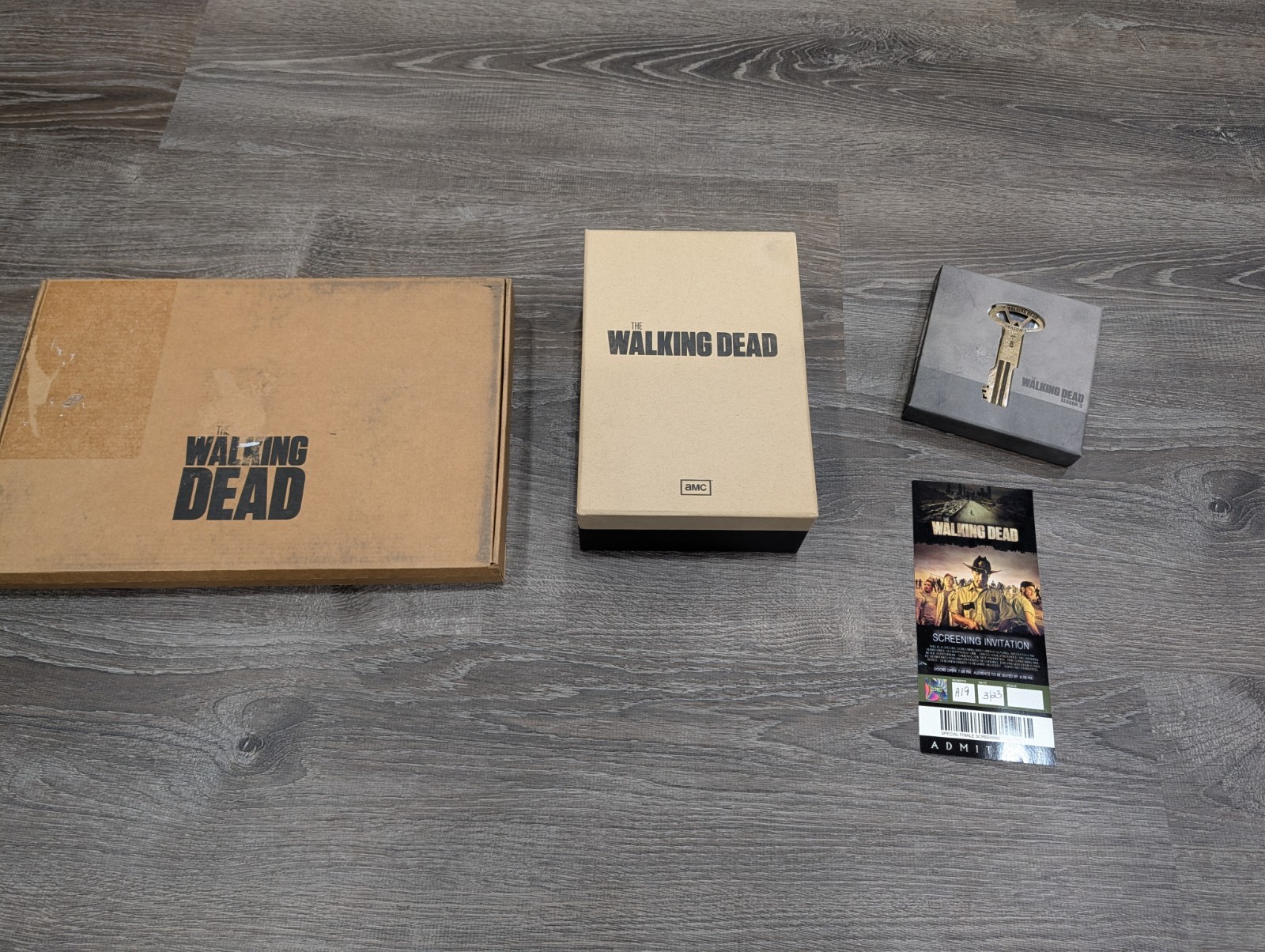 RARE Walking Dead press Promo Kit SEASON 1 2 & 3 Replica Gun And Key Included