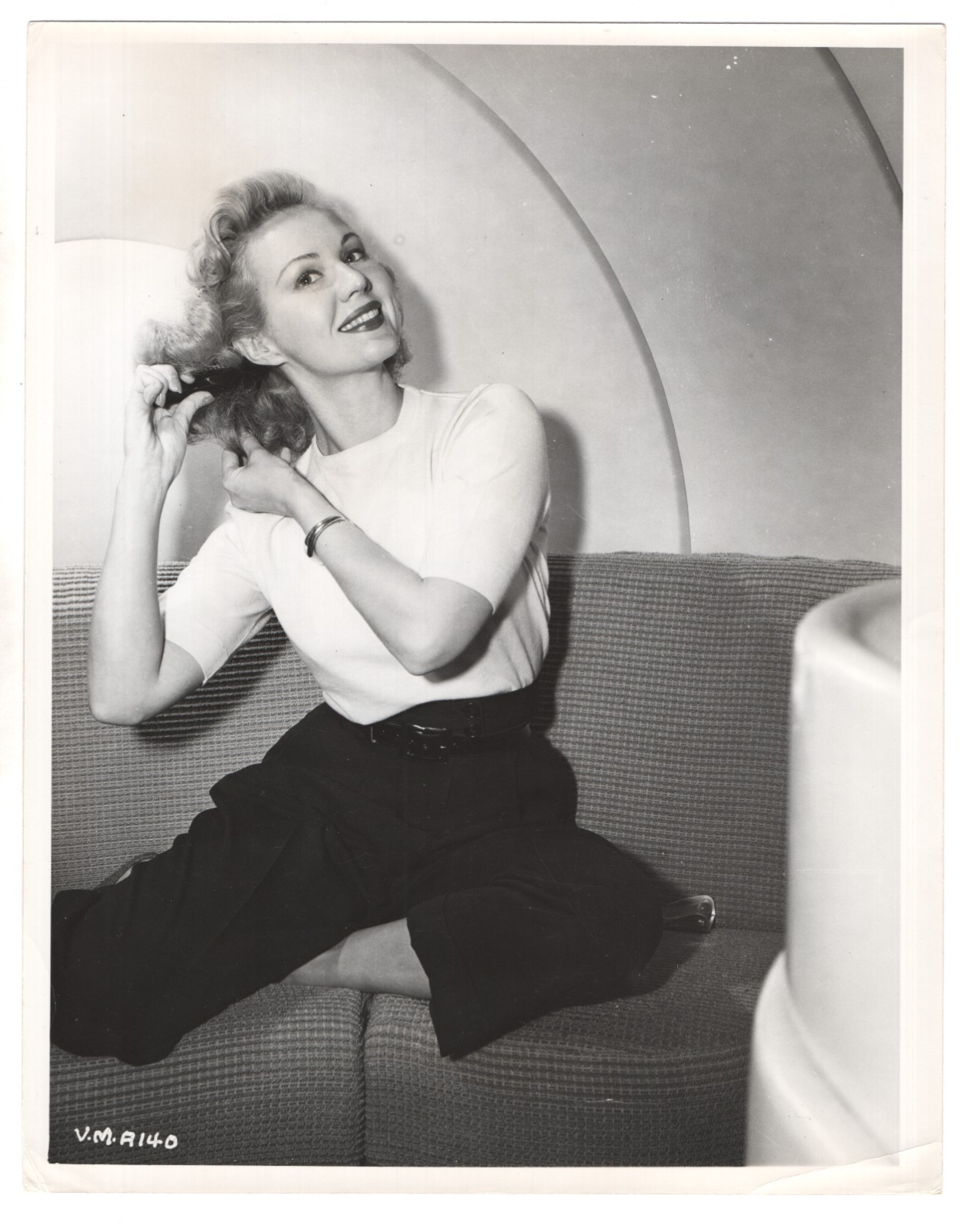 Virginia Mayo Doing Her Hair on Couch Orig c. 1940s 8×10 Photo